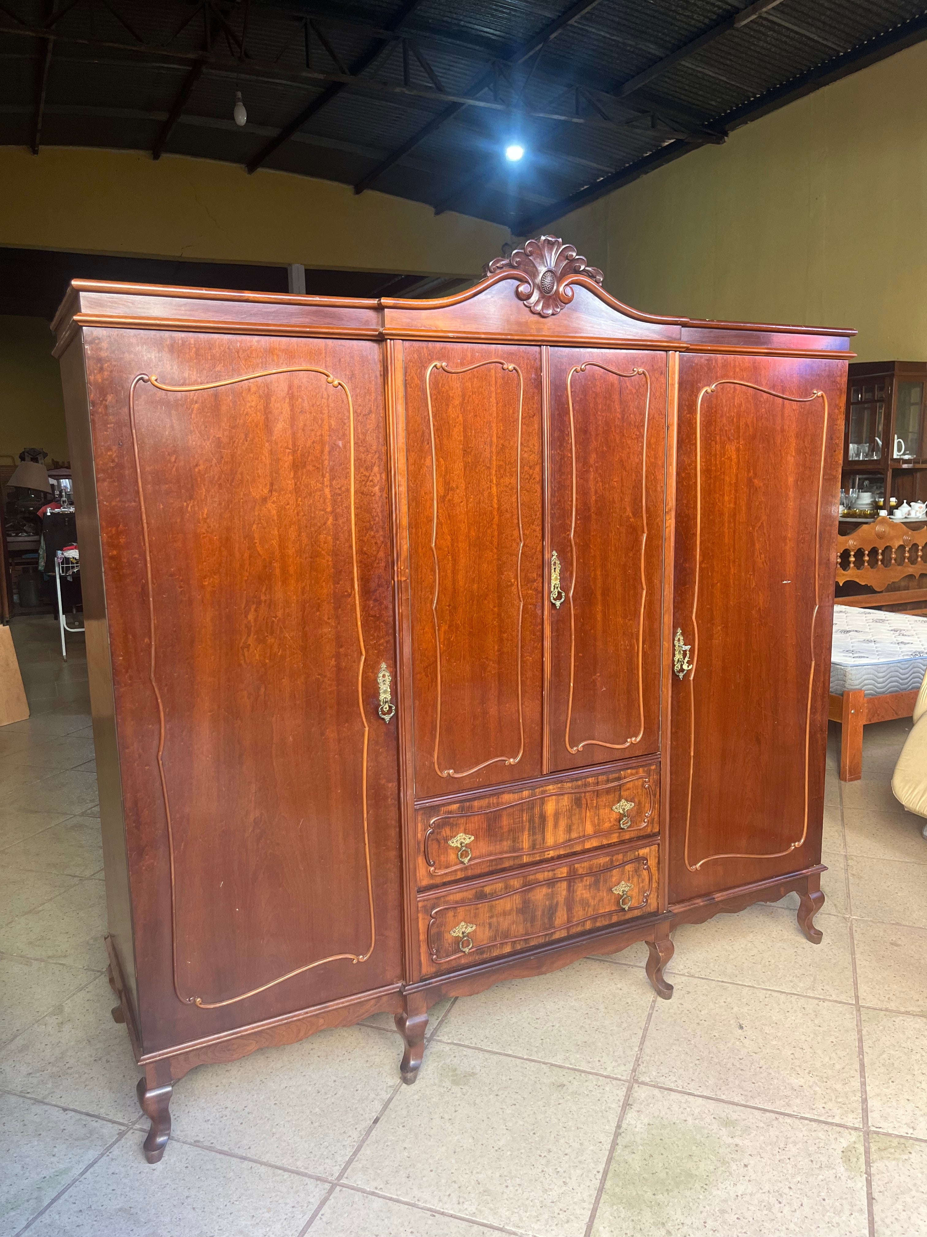 GUARDA ROUPA DE CASAL ANTIGO (temos a cama)
