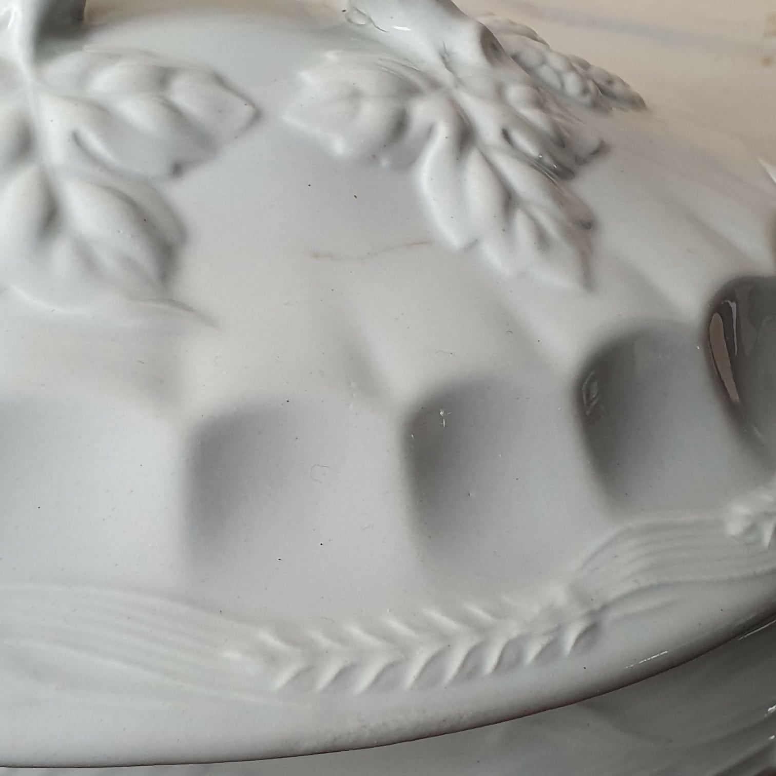 Sopeira em ironstone inglês J&amp;G Meakin branca padrão Triguinho. Lindo enfeite!