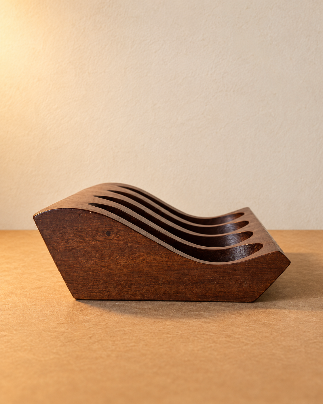 Suporte para quatro cachimbos em madeira maciça de desenho modernista (DMCPS_630)