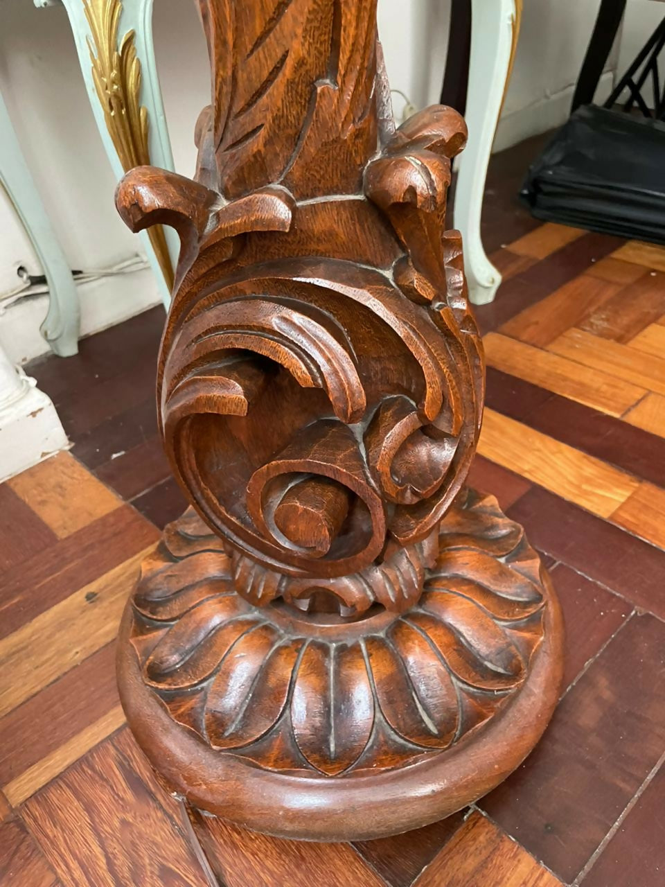 Gigante Abajur Tocheiro de Chão em Jacarandá Entalhado Século XIX