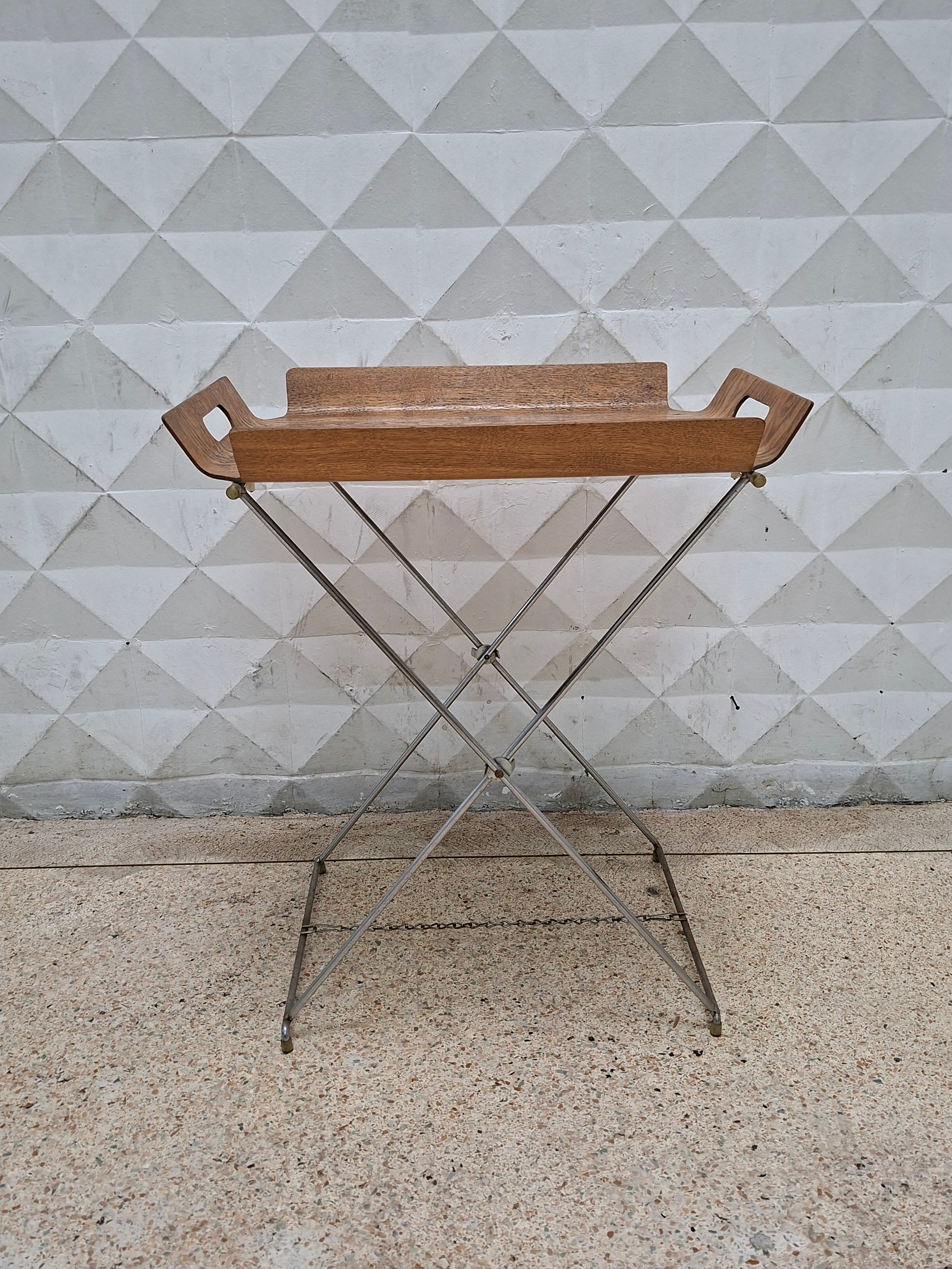 Mesinha Vintage Estilo Modernista em metal cromado com tampo em laminado de madeira 