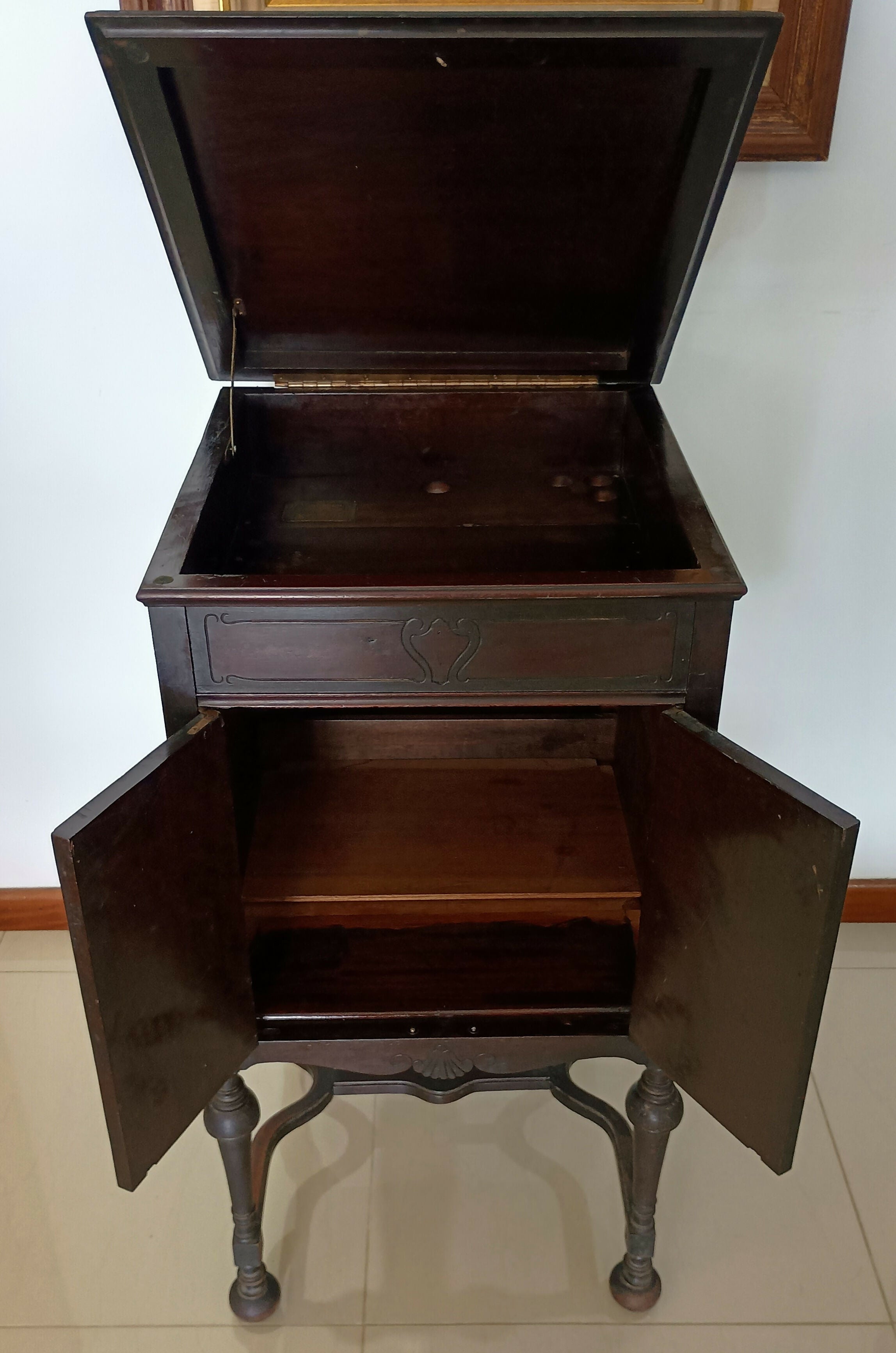 Gabinete de gravofone em jacarandá