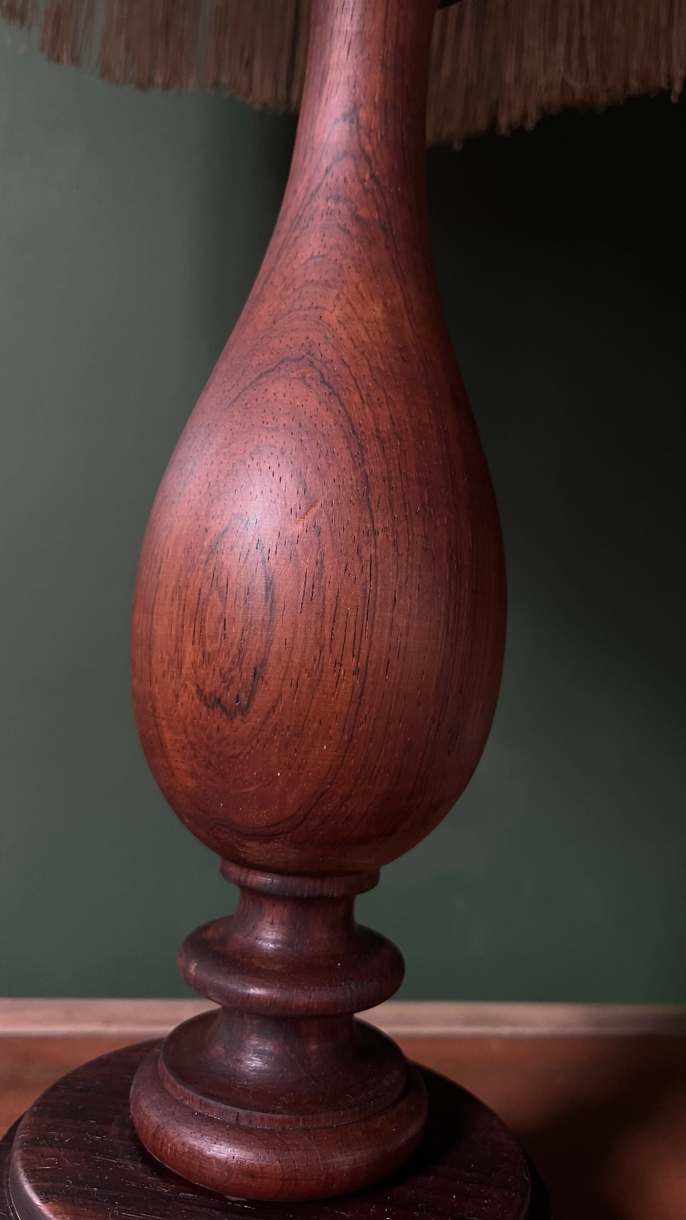 Abajur em madeira nobre Maciça com cúpula com franjas