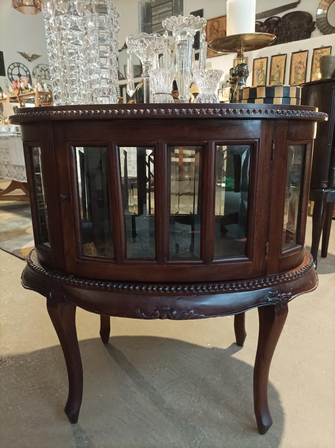 Cristaleira Bar Oval em Madeira com Vidros Bisotados