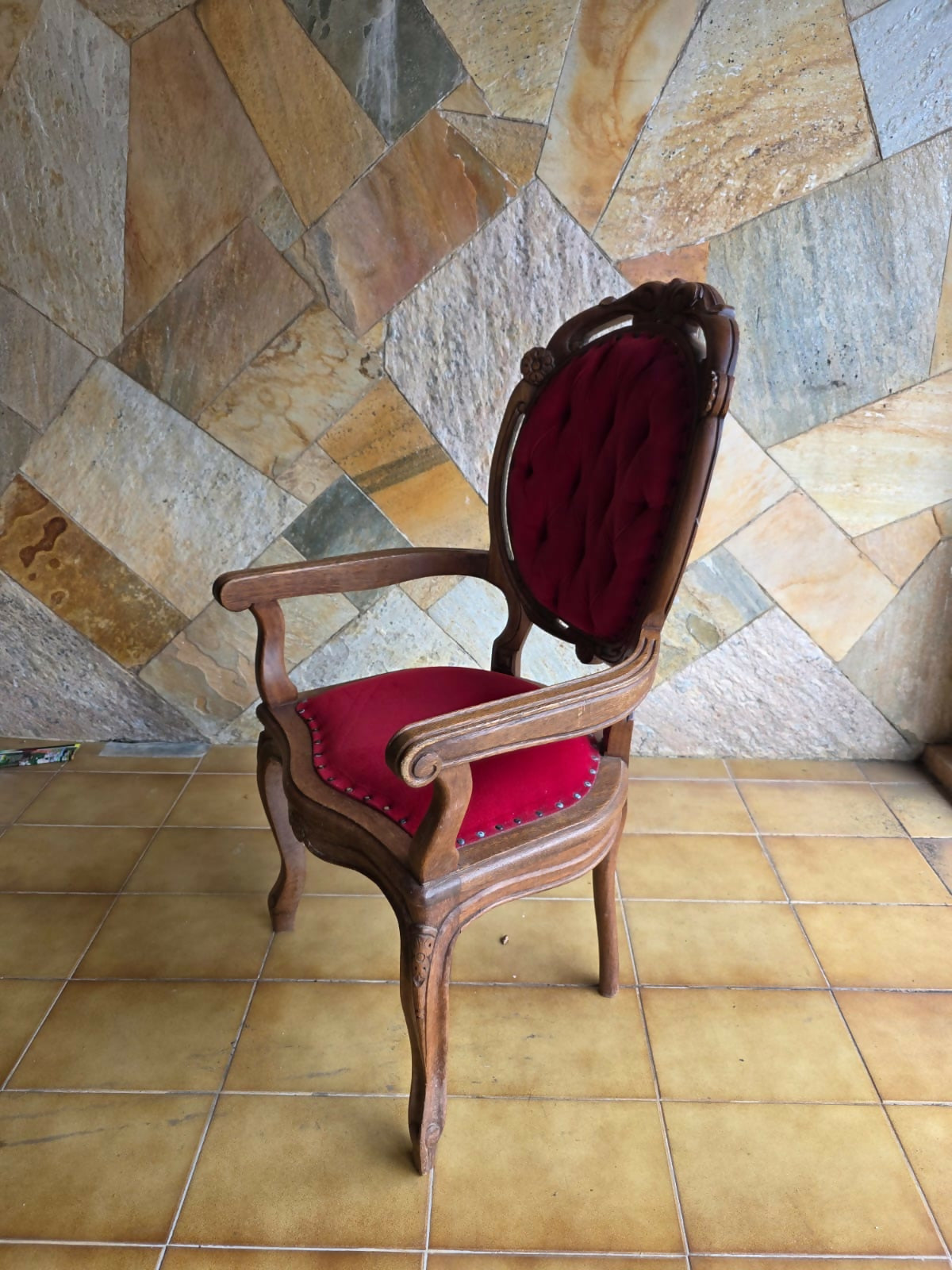 Cadeira medalhão entalhada com estofado vermelho