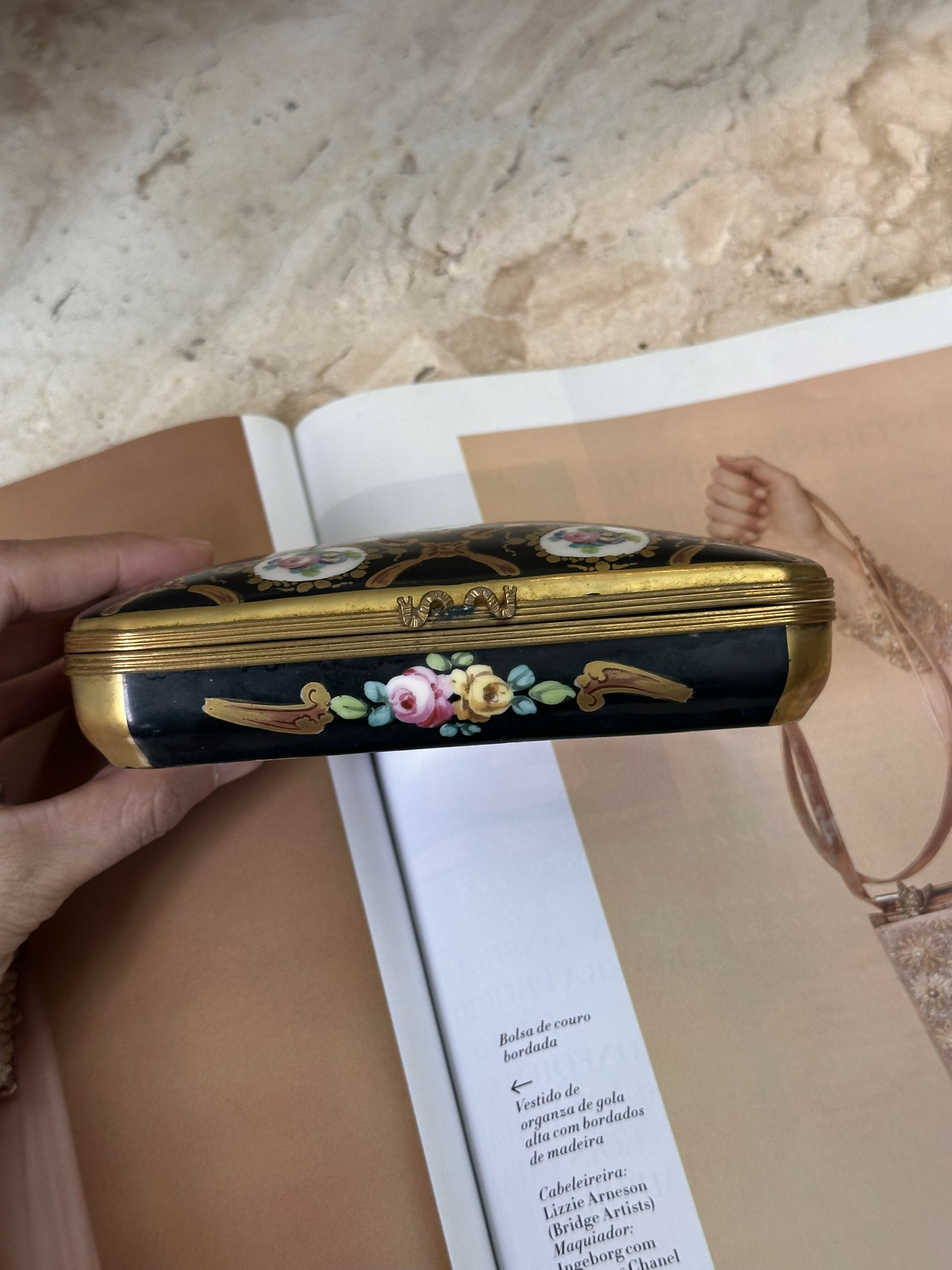 Espetáculo e maravilhosa antiga caixa porta-joias de porcelana francesa toda pintada à mão com flores delicadas