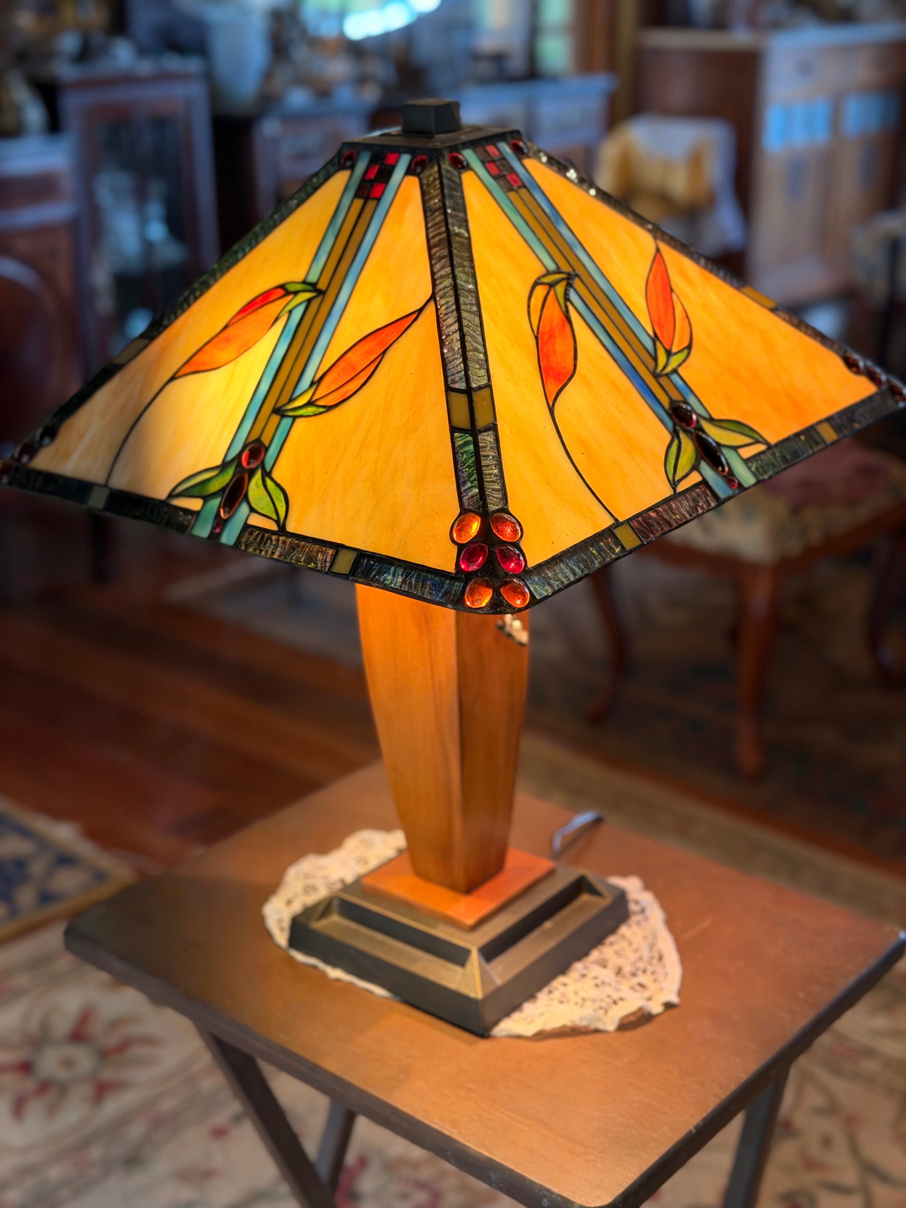 Espetacular Abajur Tiffany Art Déco - vidros originais em amarelo com flores e folhagens, base madeira e pétit bronze 