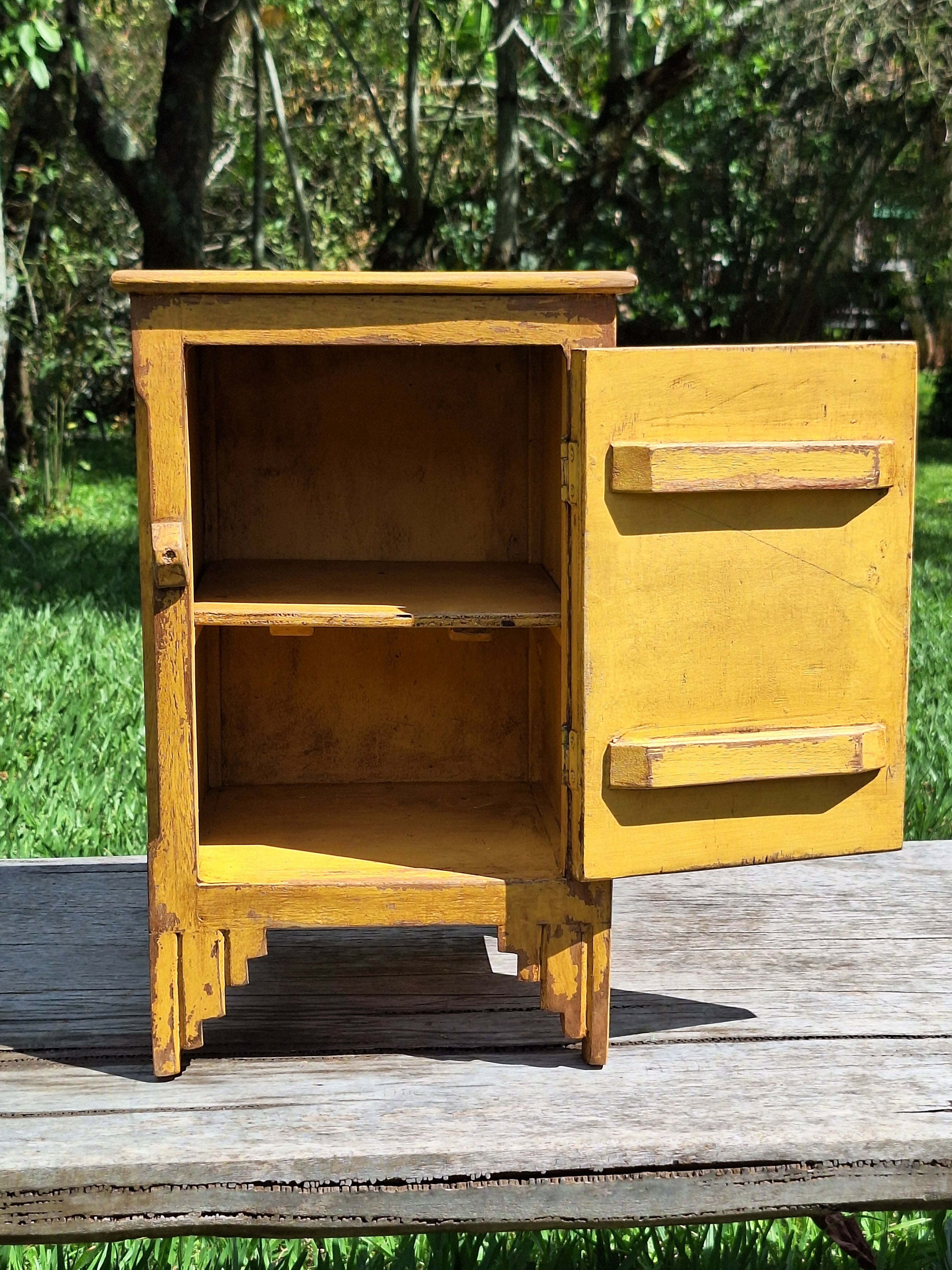 Mesinha de Cabeceira / Armarinho Tinta Gasta Amarela Madeira Maciça Garimpo Mineiro