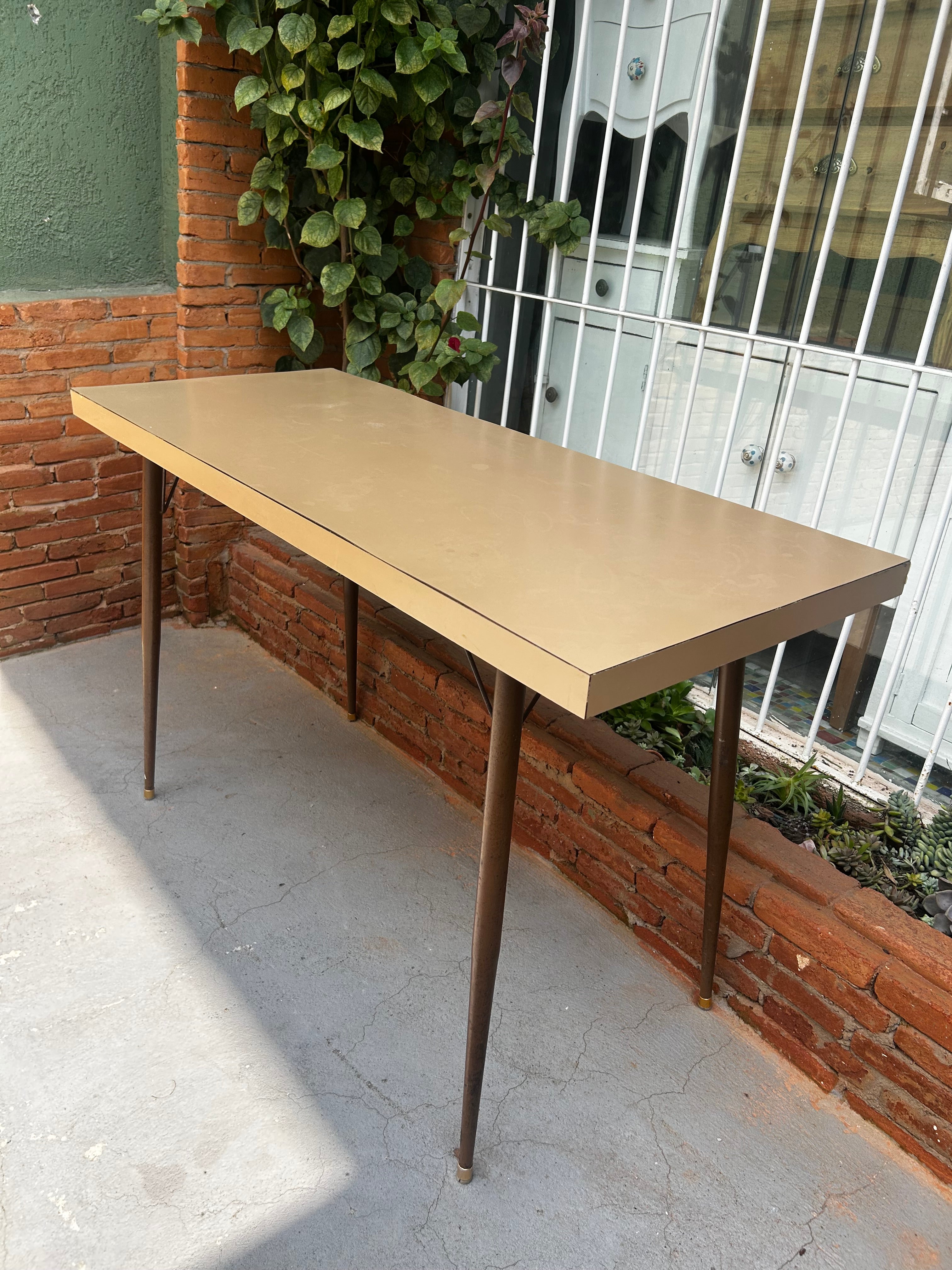 Mesa de cozinha com tampo em fórmica