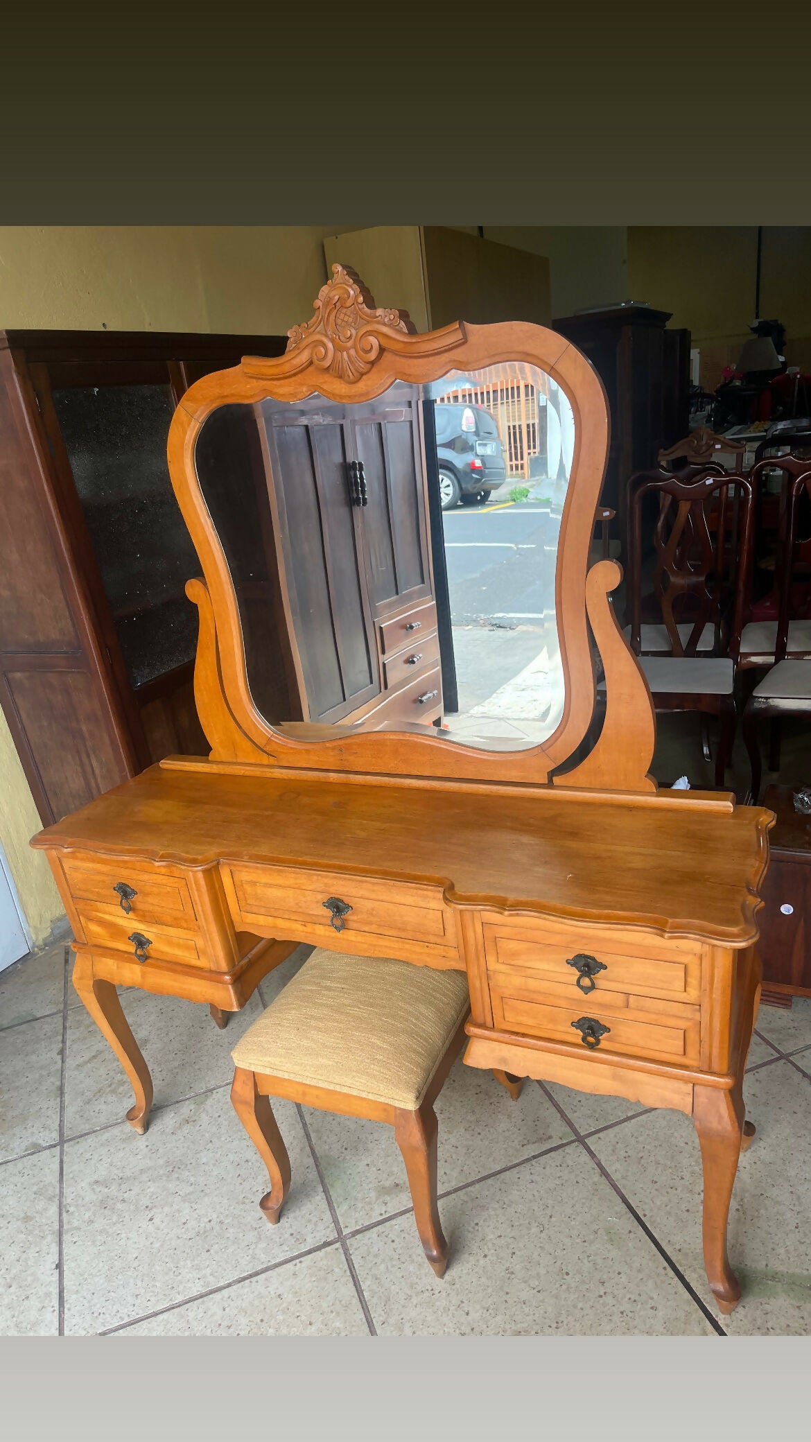 LINDA PENTEADEIRA COM BANQUETA ANTIGA