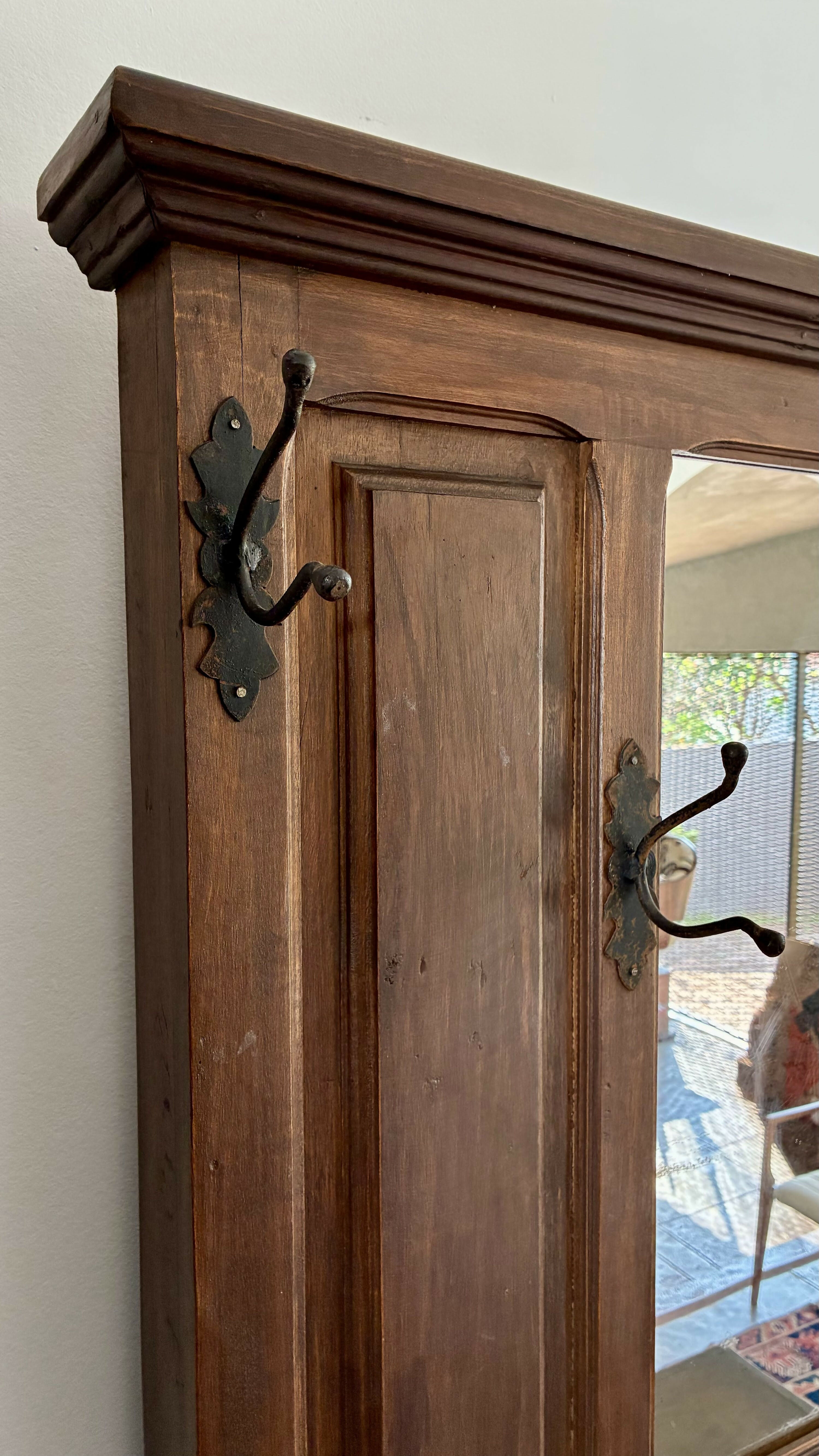 Chapeleira antiga em madeira