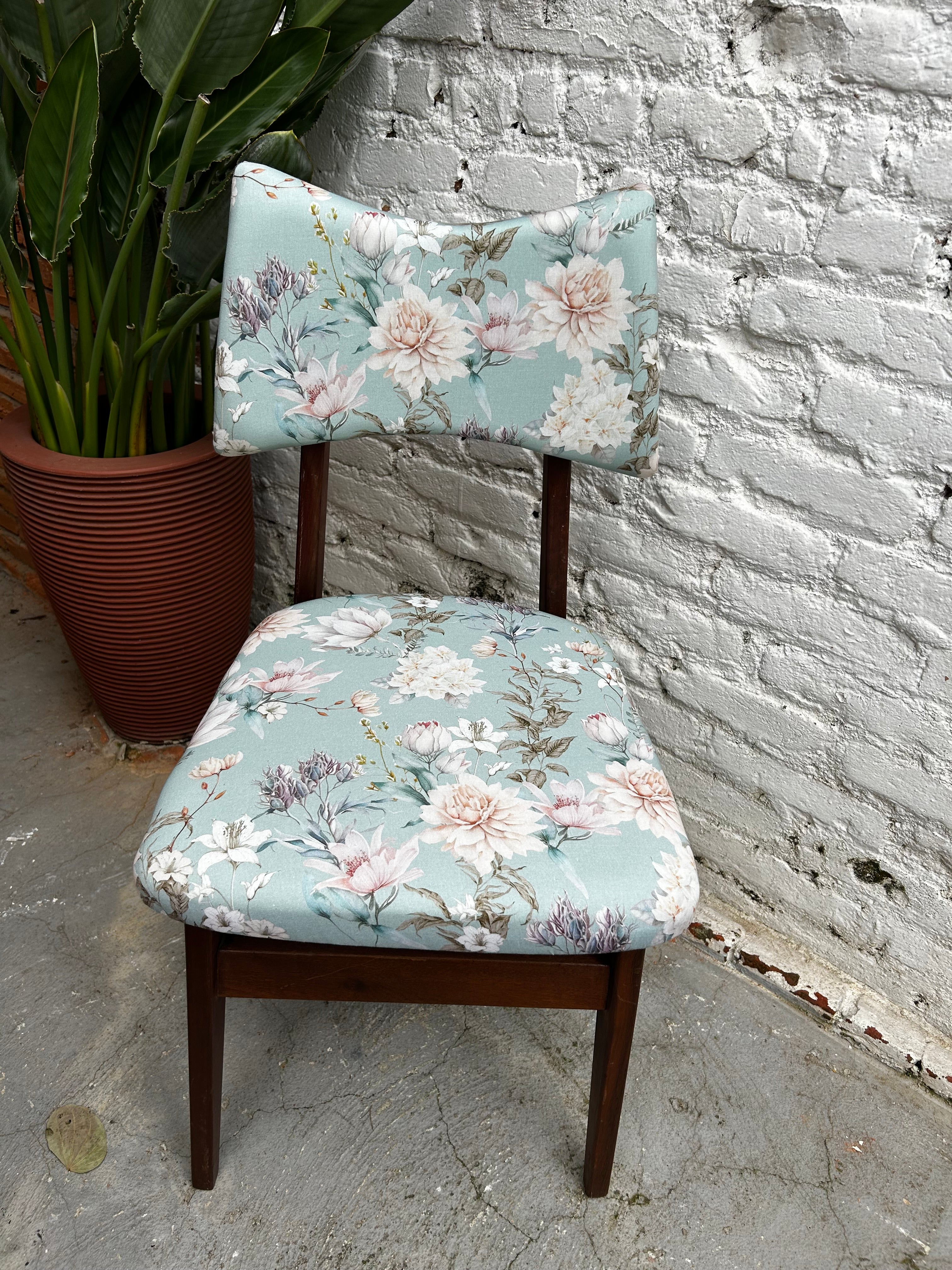 Cadeira antiga restaurada com pátina branca e estofado floral 