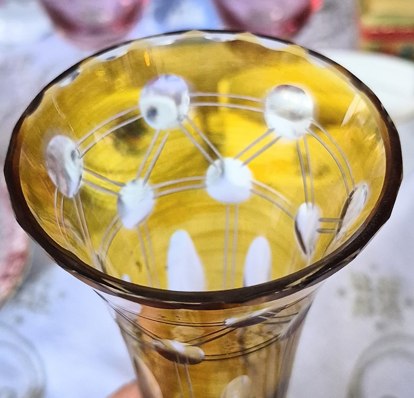 Vaso Solifleur em cristal doublé âmbar,  lapidação geométrica Art Decó. Impecável!