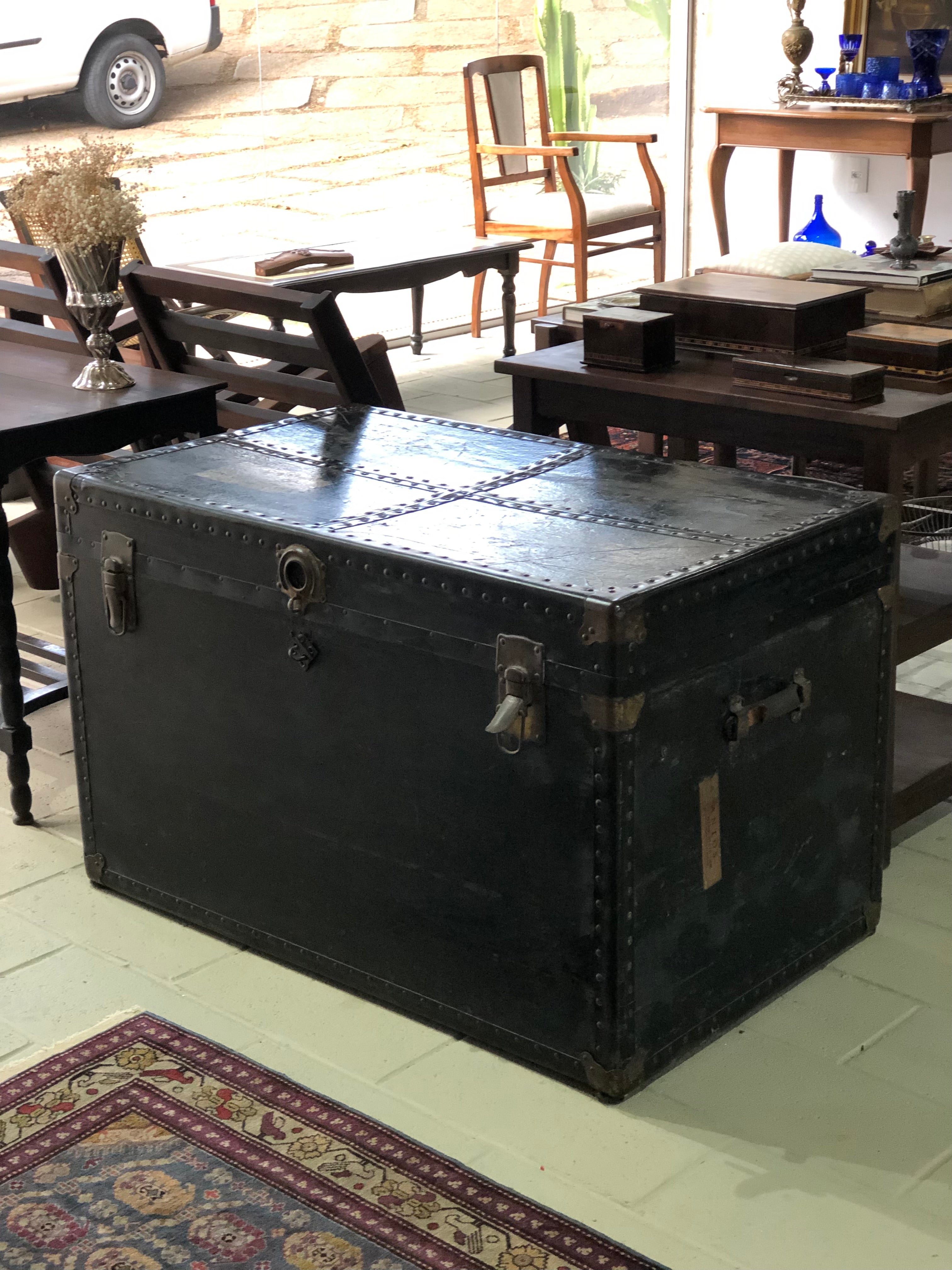 Baú argentino vintage com revestimento em couro preto