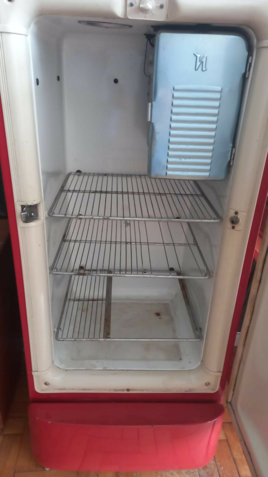 Geladeira vintage Norge em Vermelho vibrante