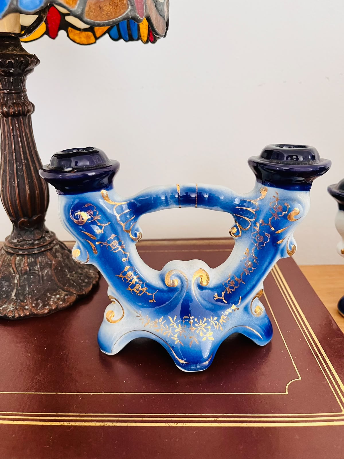 Candelabro de porcelana em azul e dourado 