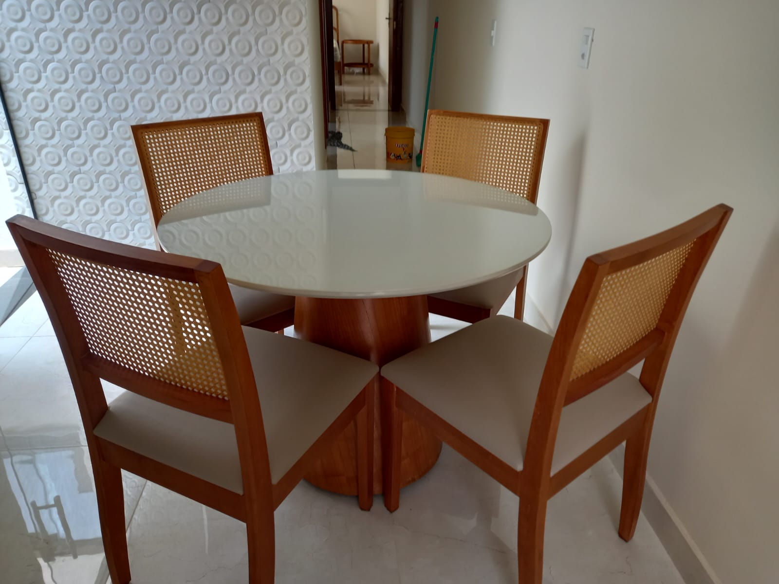 Mesa de jantar redonda com 4 cadeiras com palhinha 