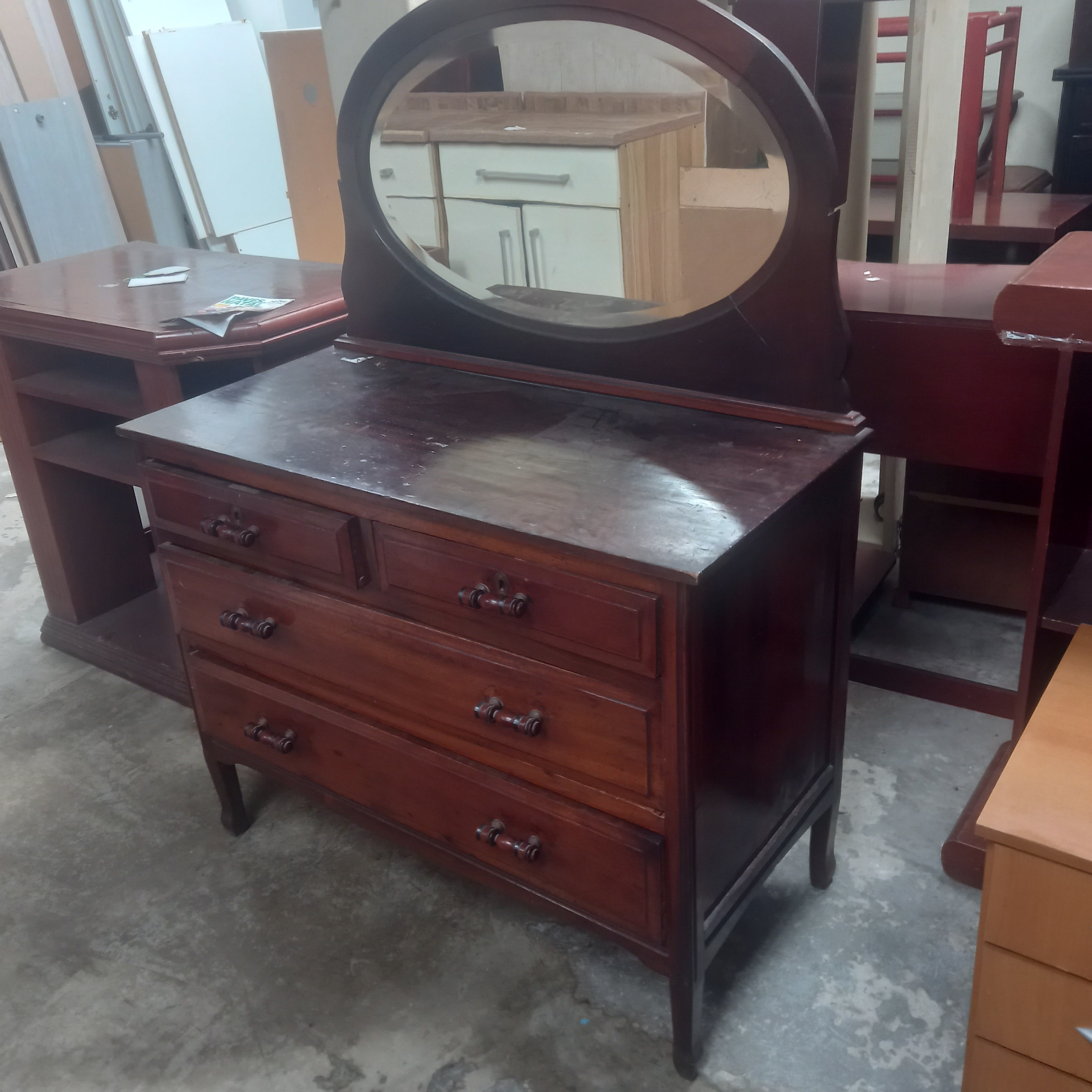 Cômoda / Penteadeira em madeira escura com espelho oval