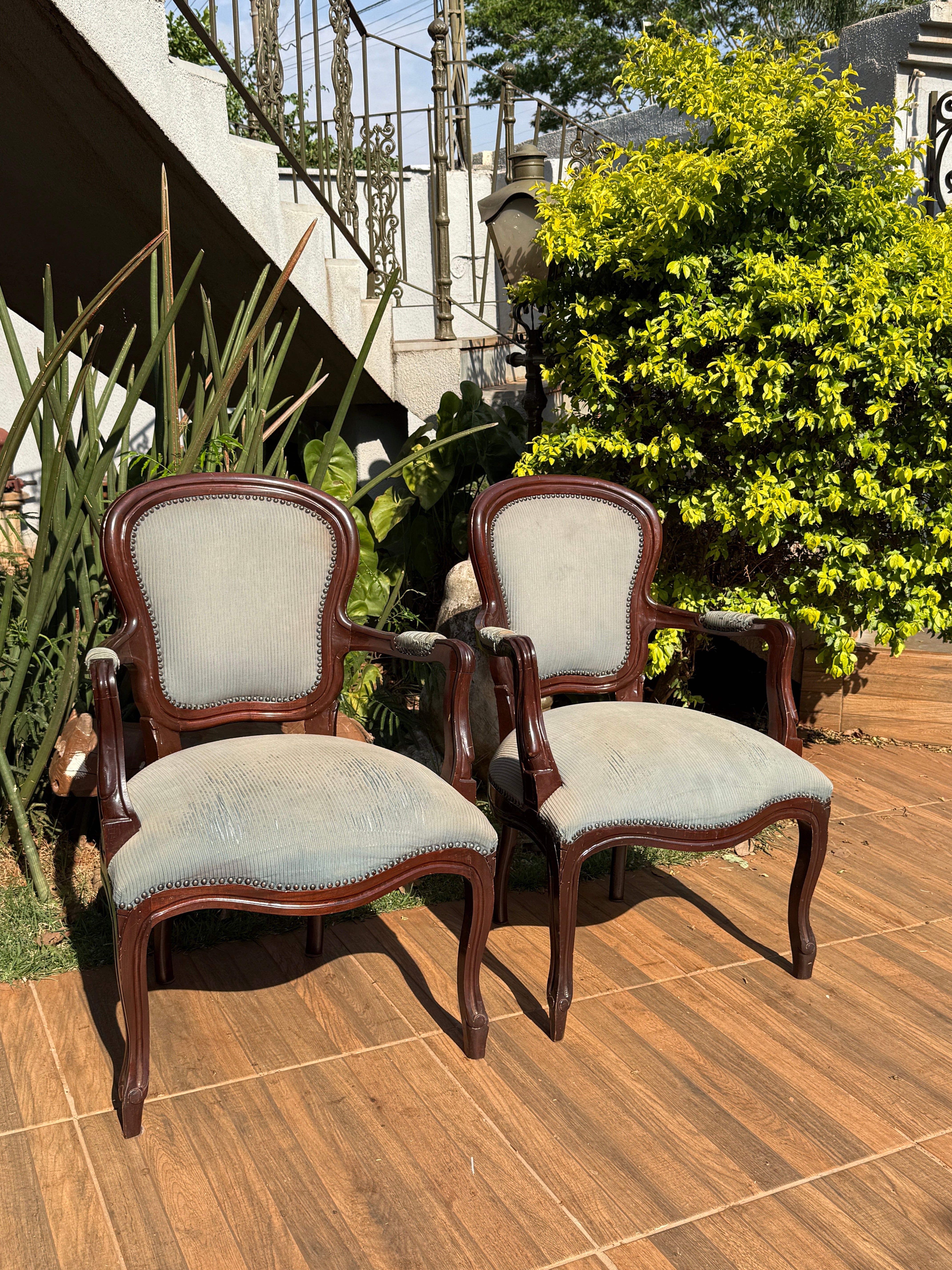 Par de poltronas com braço Luiz XV Estrutura toda em madeira de lei (detalhes no tecido) 