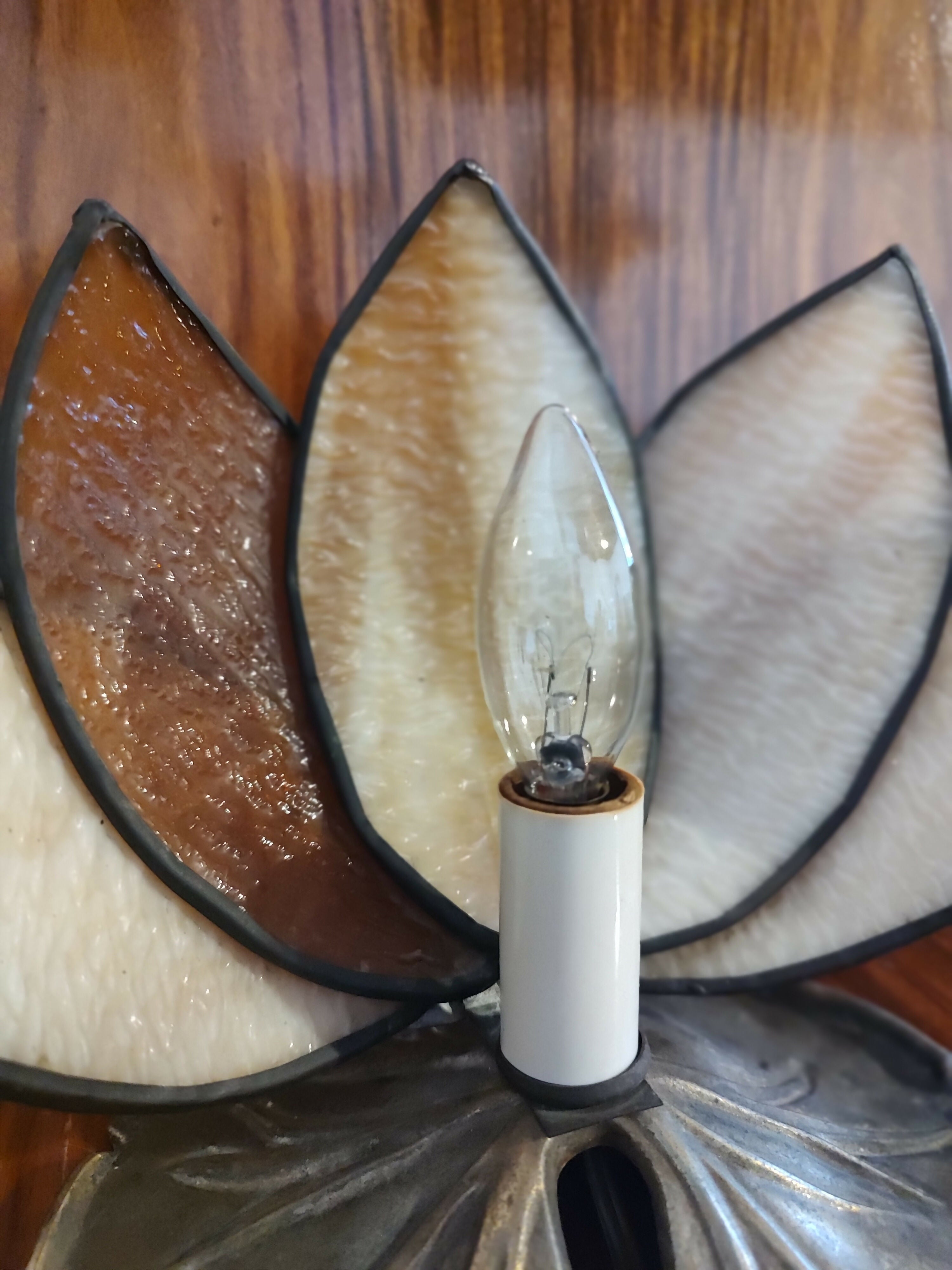 Antiga Luminária / Abajur "Vitória Régia" em metal e vidro texturizado