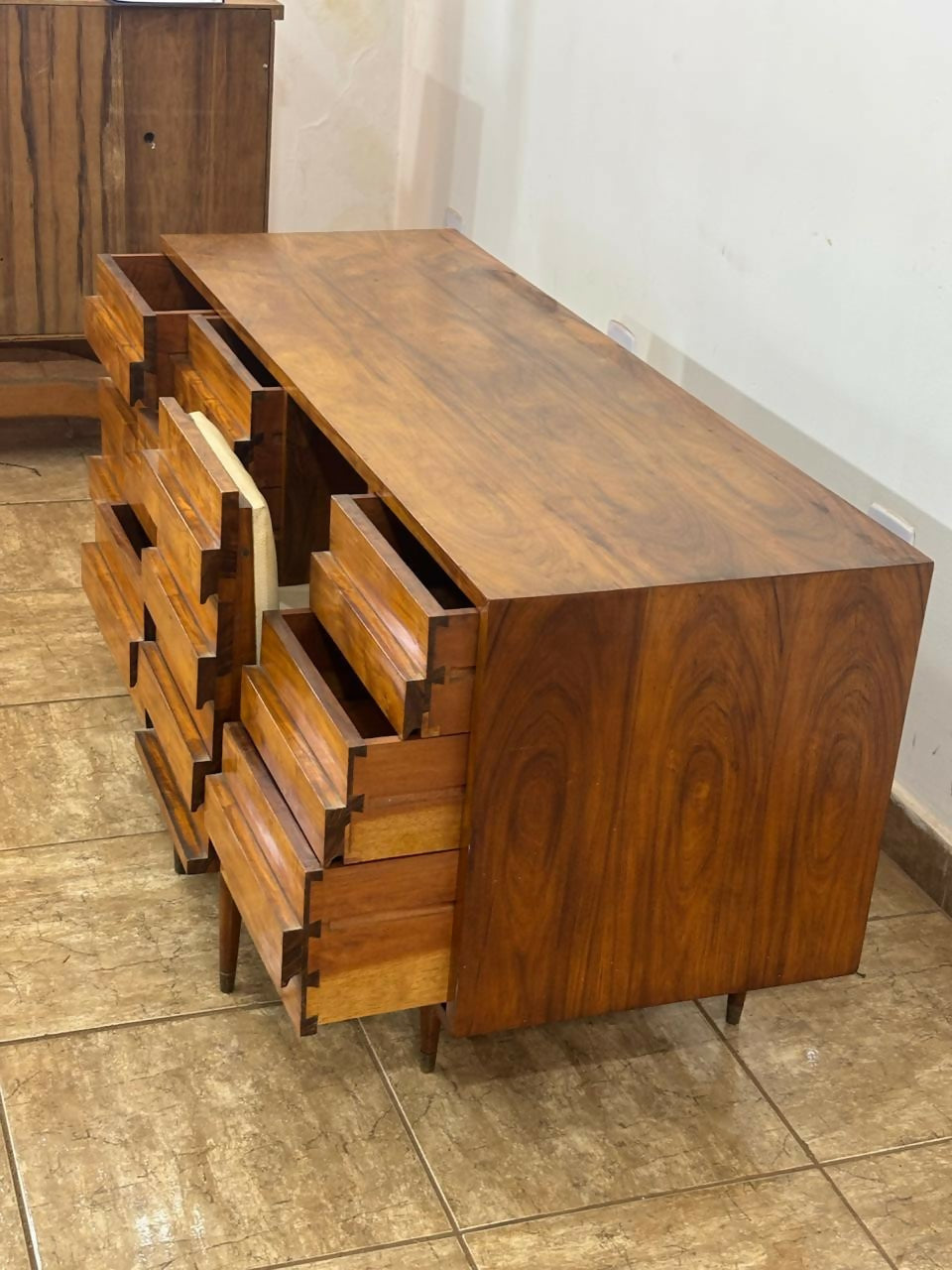 Buffet com cadeira embutida / Escrivaninha Carlo Hauner em Caviúna