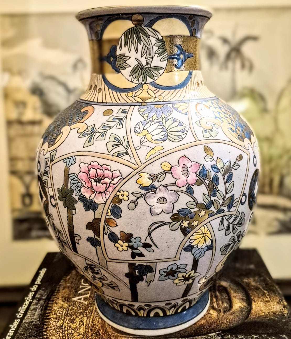  Vaso vintage em cerâmica tailandesa estilo Bejarong.  Lindo e em perfeito estado! Dourações impecáveis.