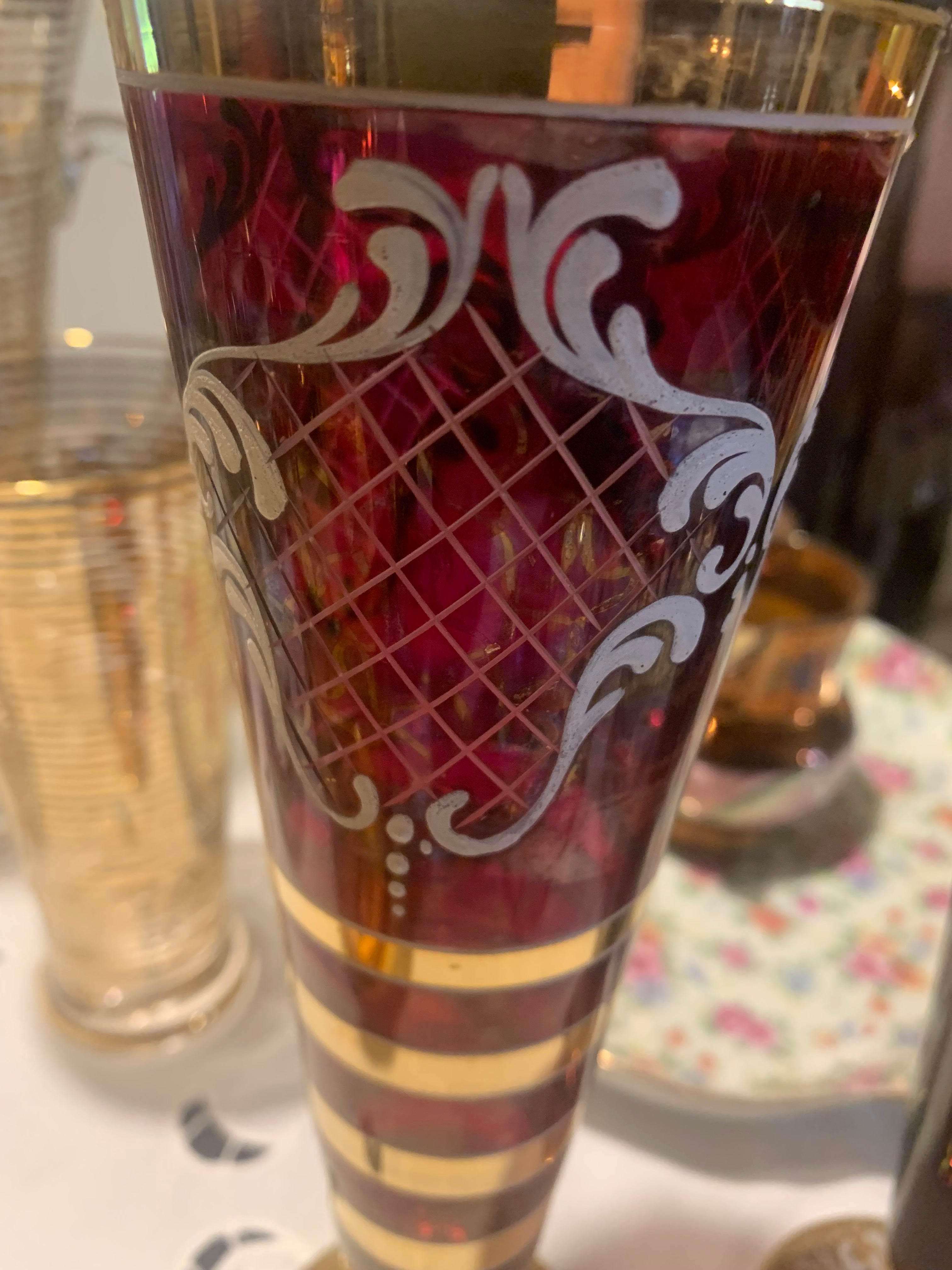 Taças antigas cor de vinho com detalhes dourados