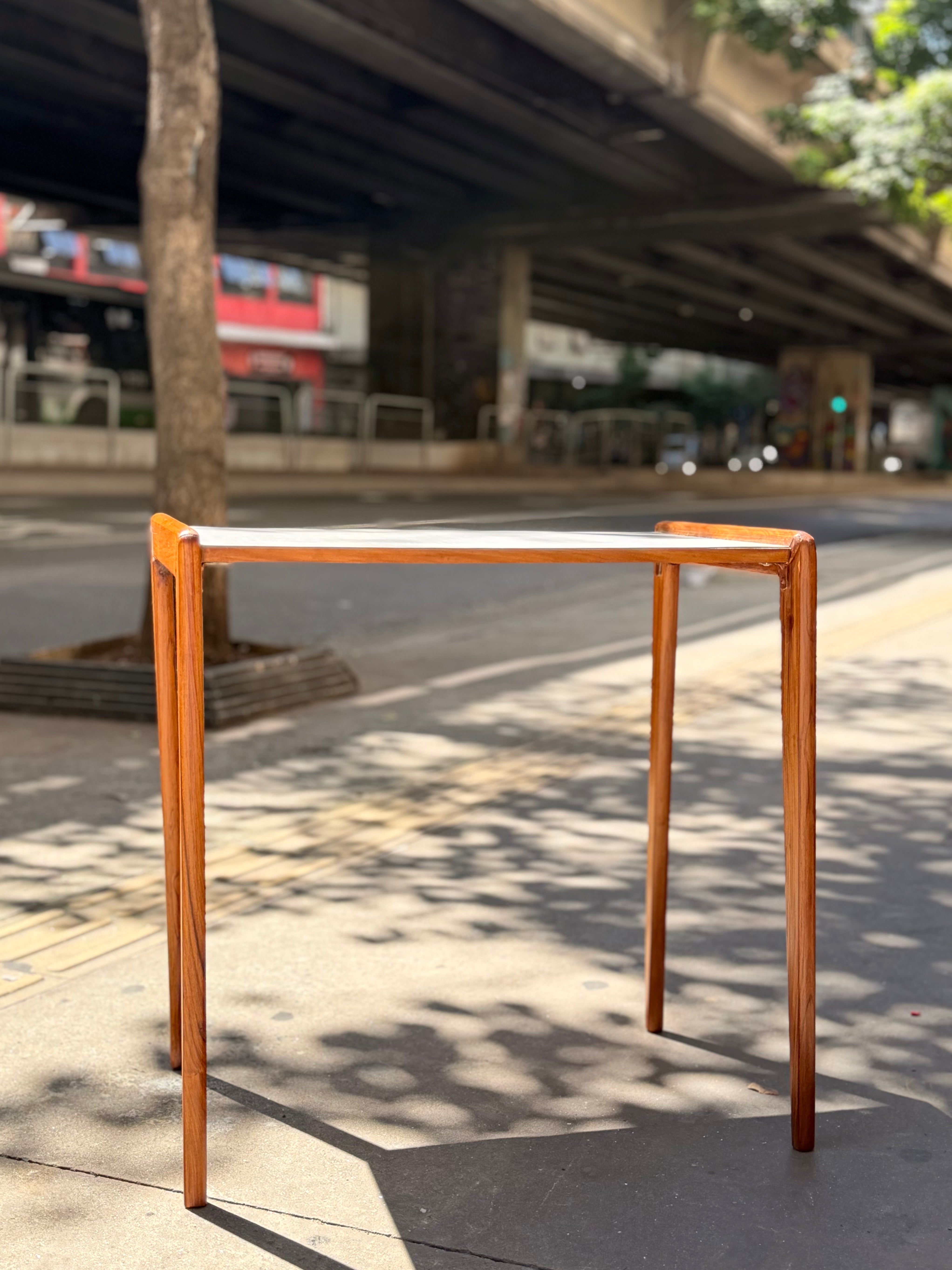 Mesinha lateral retangular com tampo em fórmica branca 