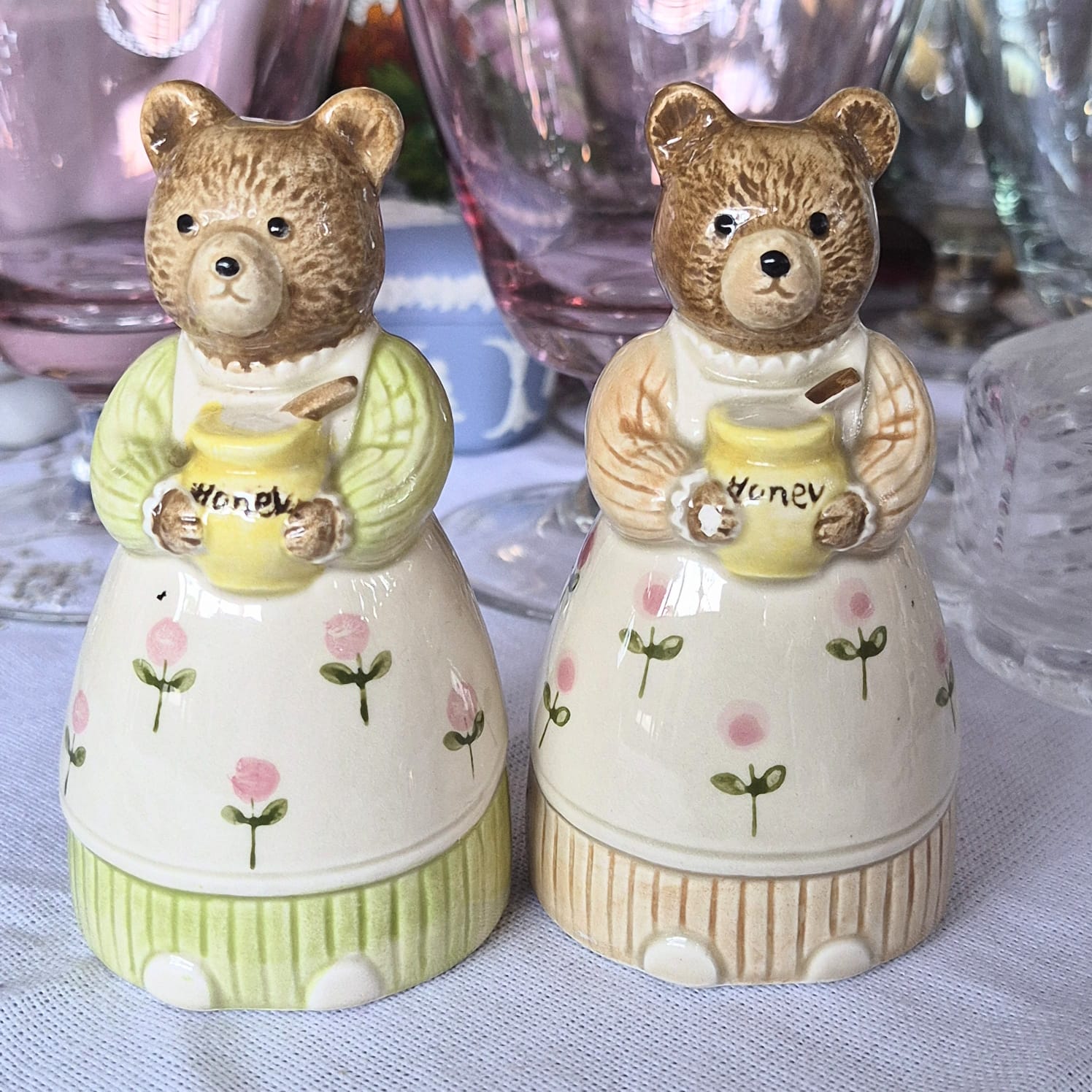 Conjunto de saleiro e pimenteiro em porcelana vintage japonesa Otagiri em formato de Ursinhos perfeitos.