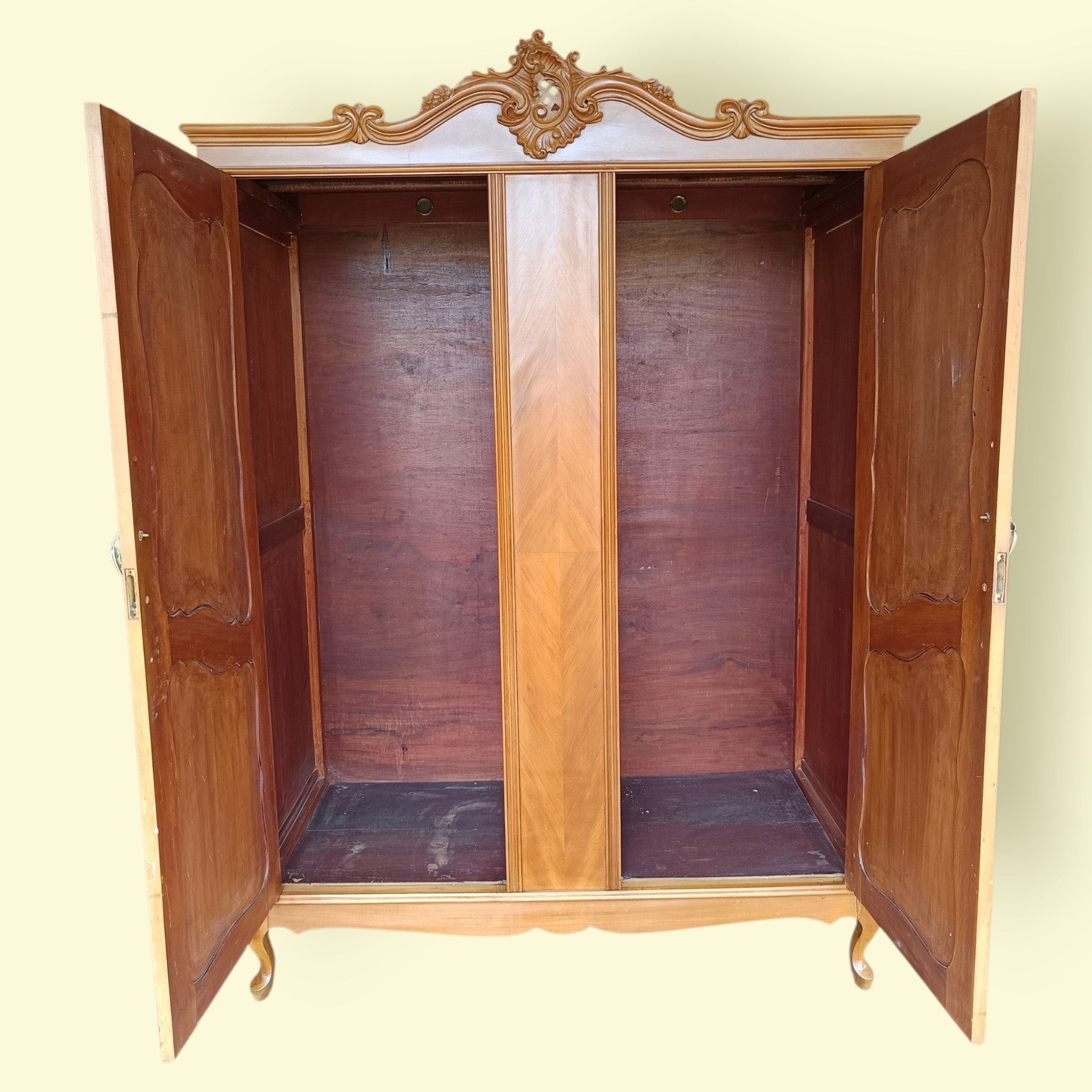 Maravilhoso Armário Roupeiro / Guarda roupa Luís XV duas portas 