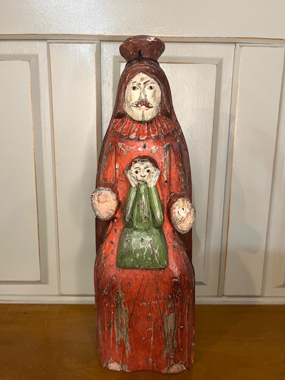 Escultura devocional em madeira entalhada e policromada — 32 cm