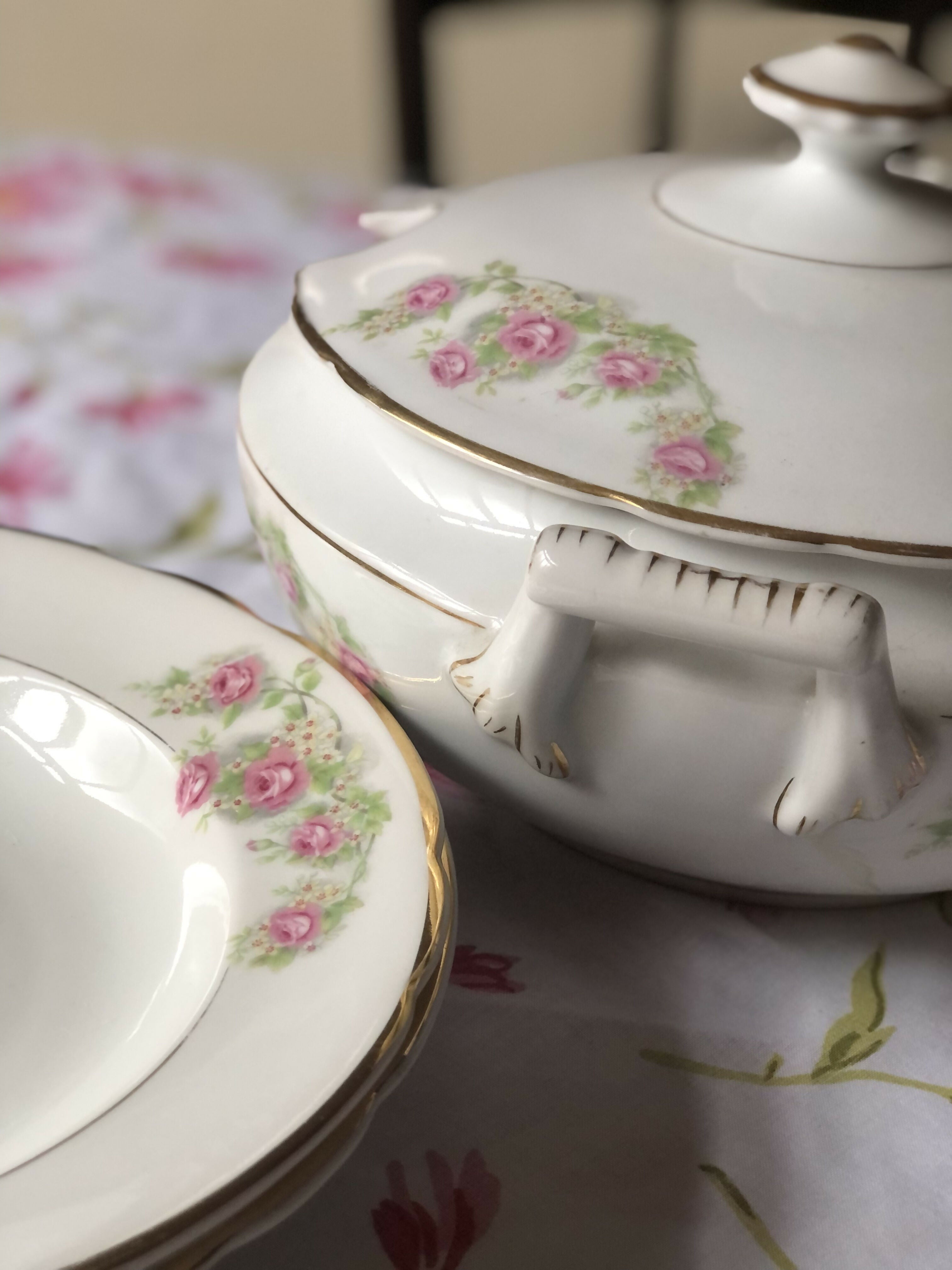 Mesa posta com preciosa sopeira e preciosos pratos