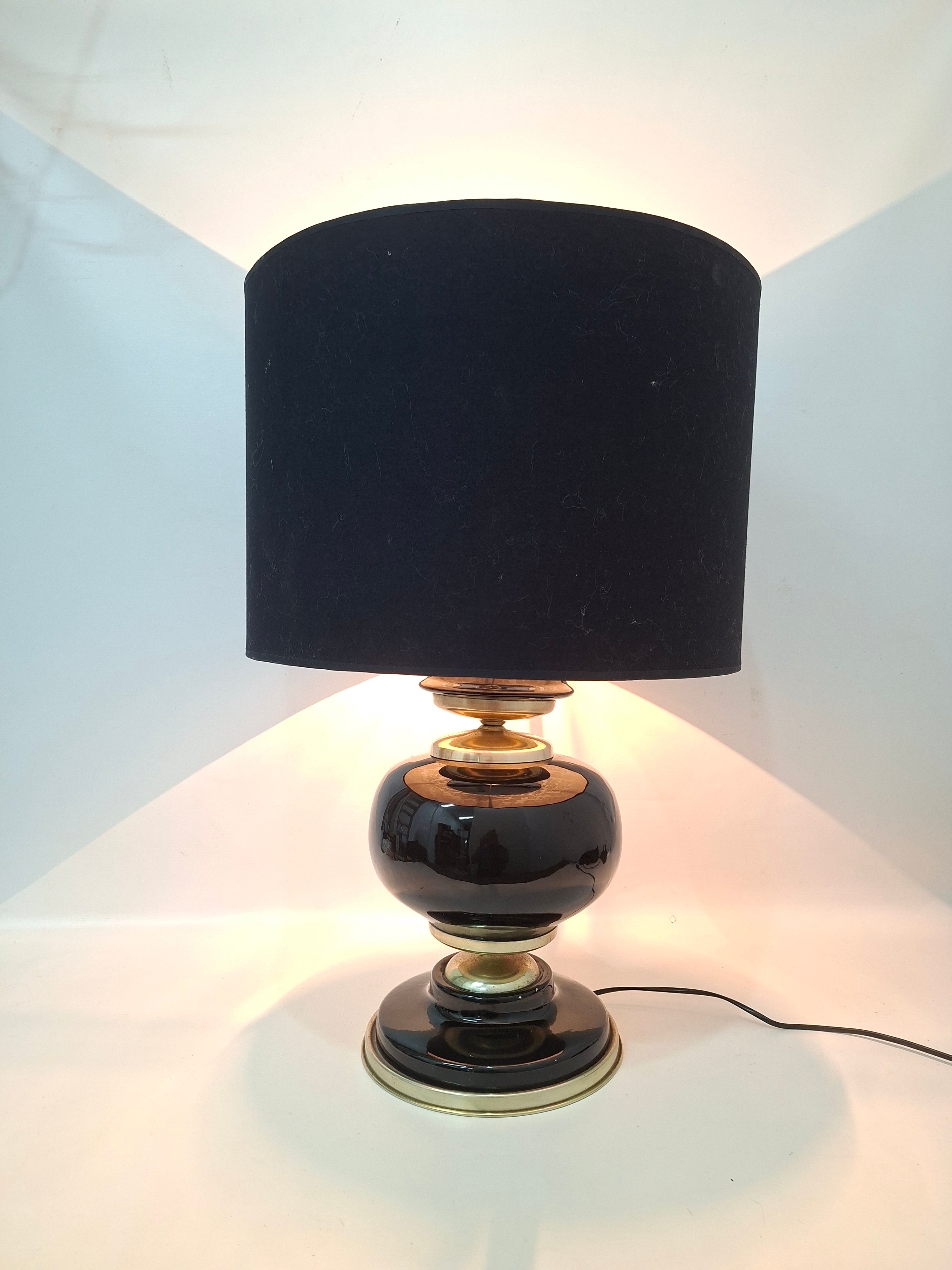 Luminária / Abajur Grande preto e dourado Cerâmica Tupy com cúpula cilíndrica escura 