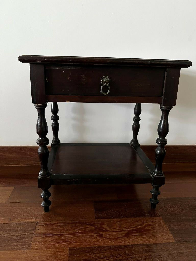 Mesinha de cabeceira antiga