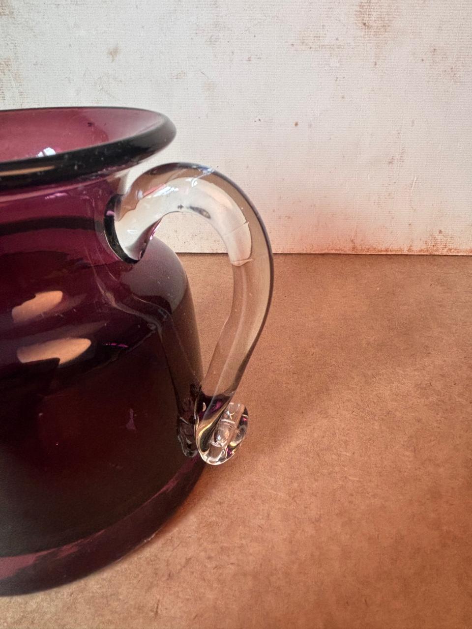 Pequena jarra em vidro artístico vinho com alça incolor (DMCPS_463)