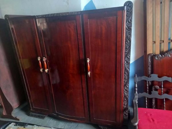 Jogo de quarto (cama + armário + par móveis de cabeceira)