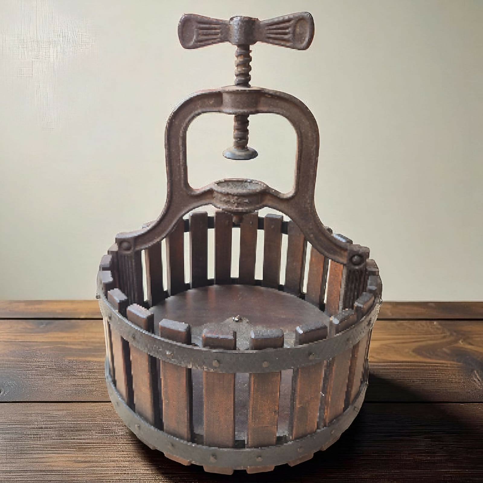 Quebra nozes em madeira nobre ripada e ferro fundido .