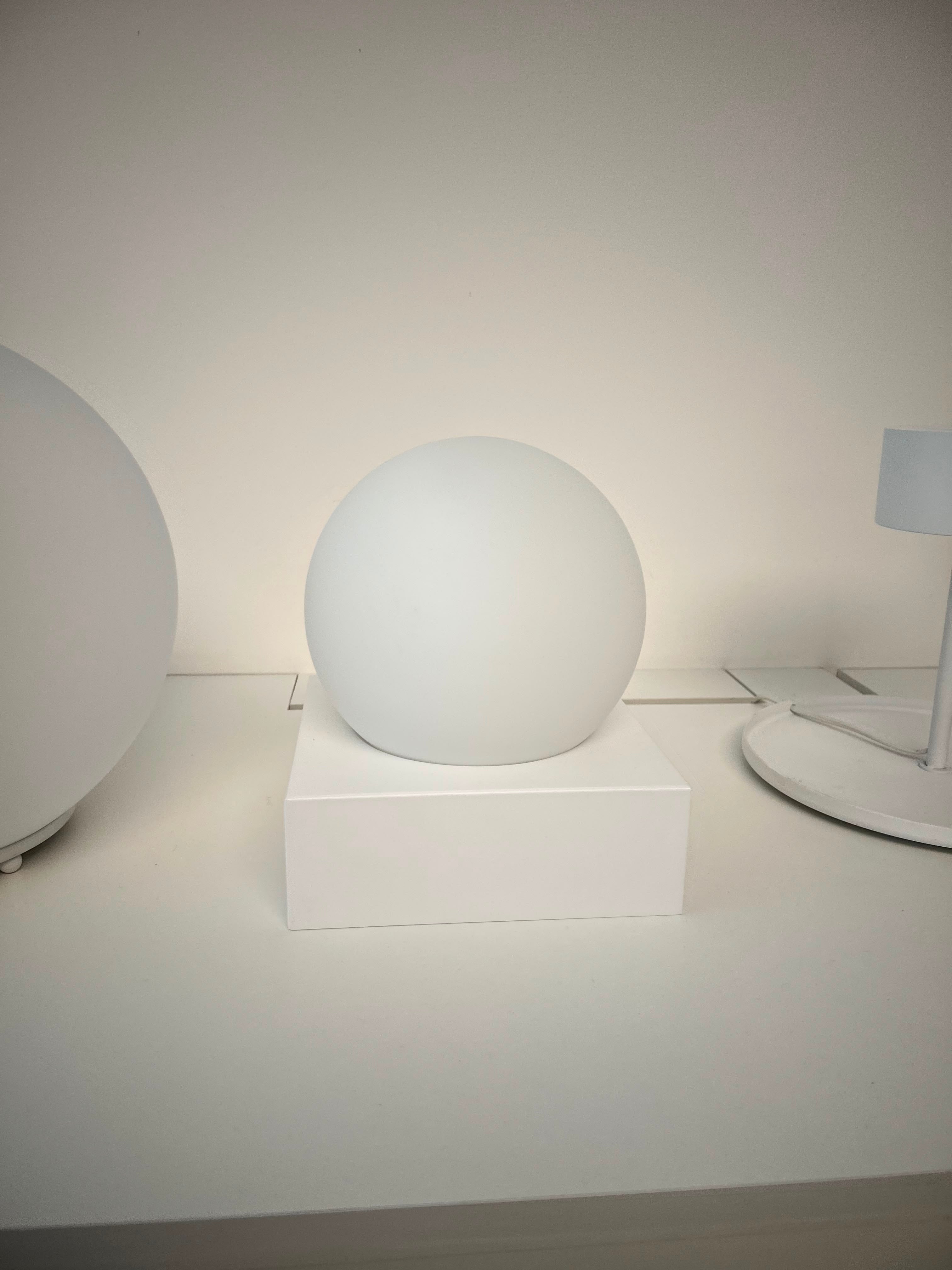 LUMINARIA DE MESA SPOTLINE GLOBO BASE QUADRADA 24X20X20