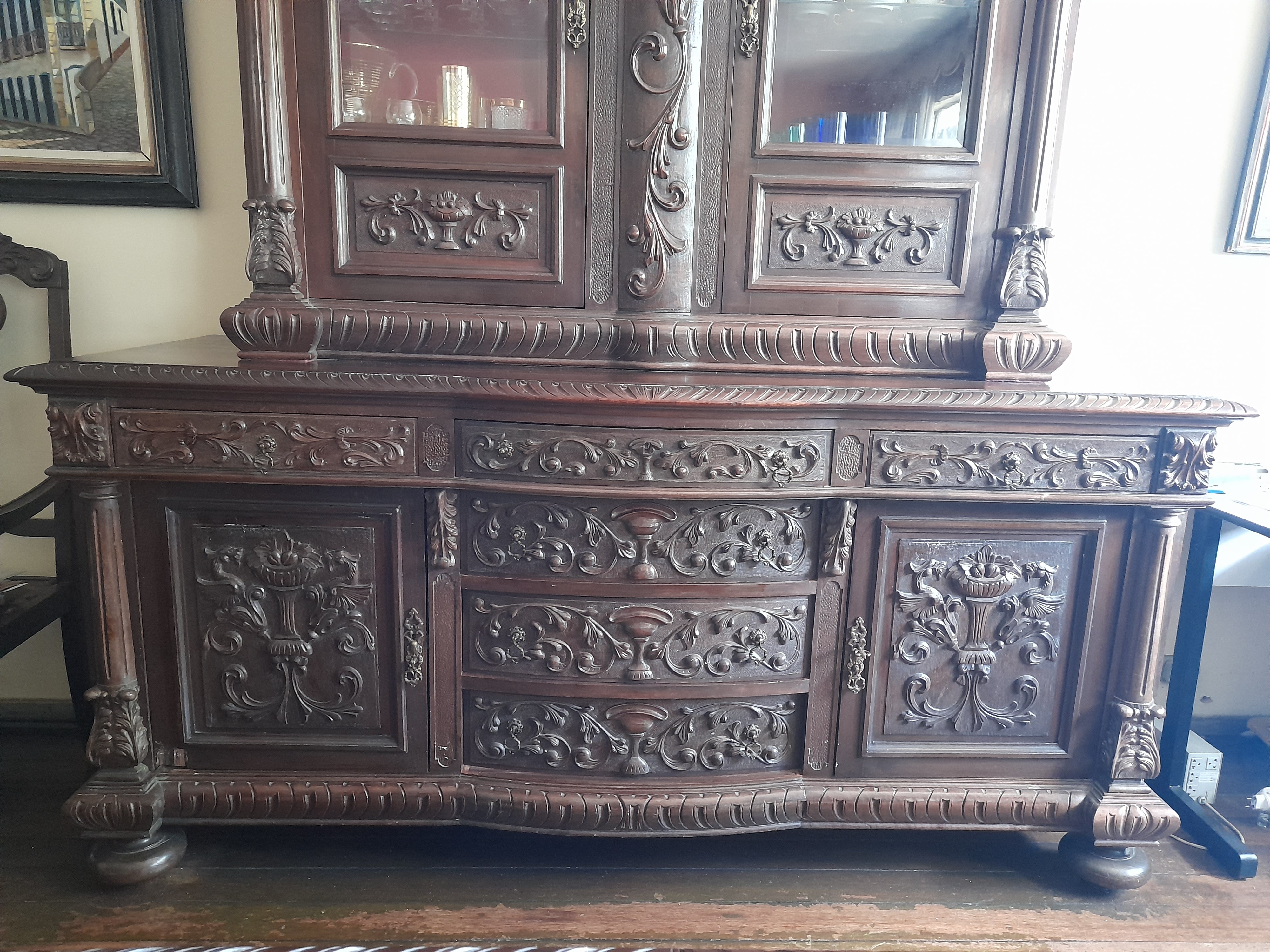CONJUNTO SALA DE JANTAR CLÁSSICO ENTALHADO EM MADEIRA NOBRE – ESTILO RENASCENTISTA (Mesa, cadeiras, Buffet, Cristaleira) 