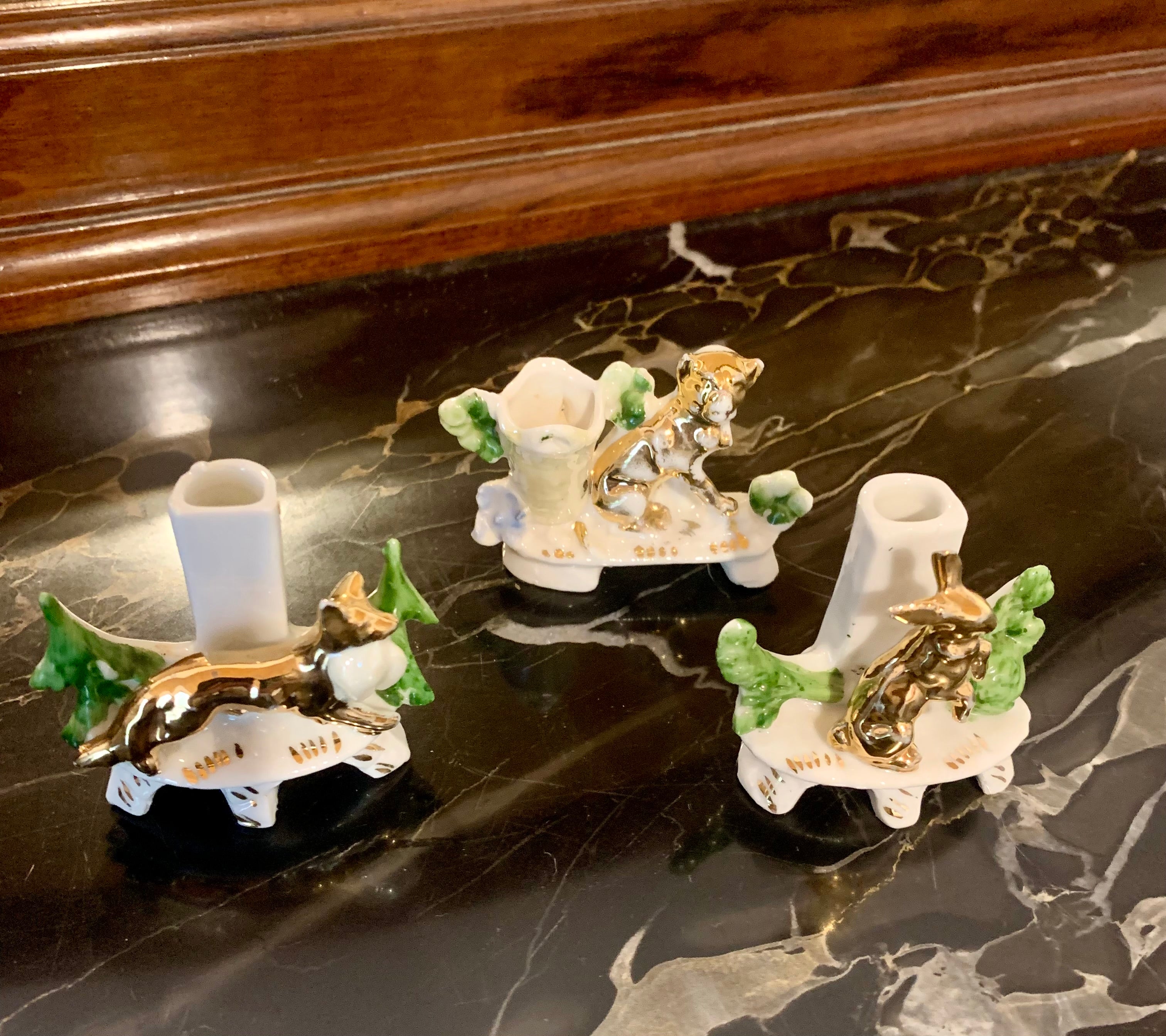 Lindas estatuetas / bibelots / castiçais / vasinhos em porcelana alemã retratando animais em dourado e verde 