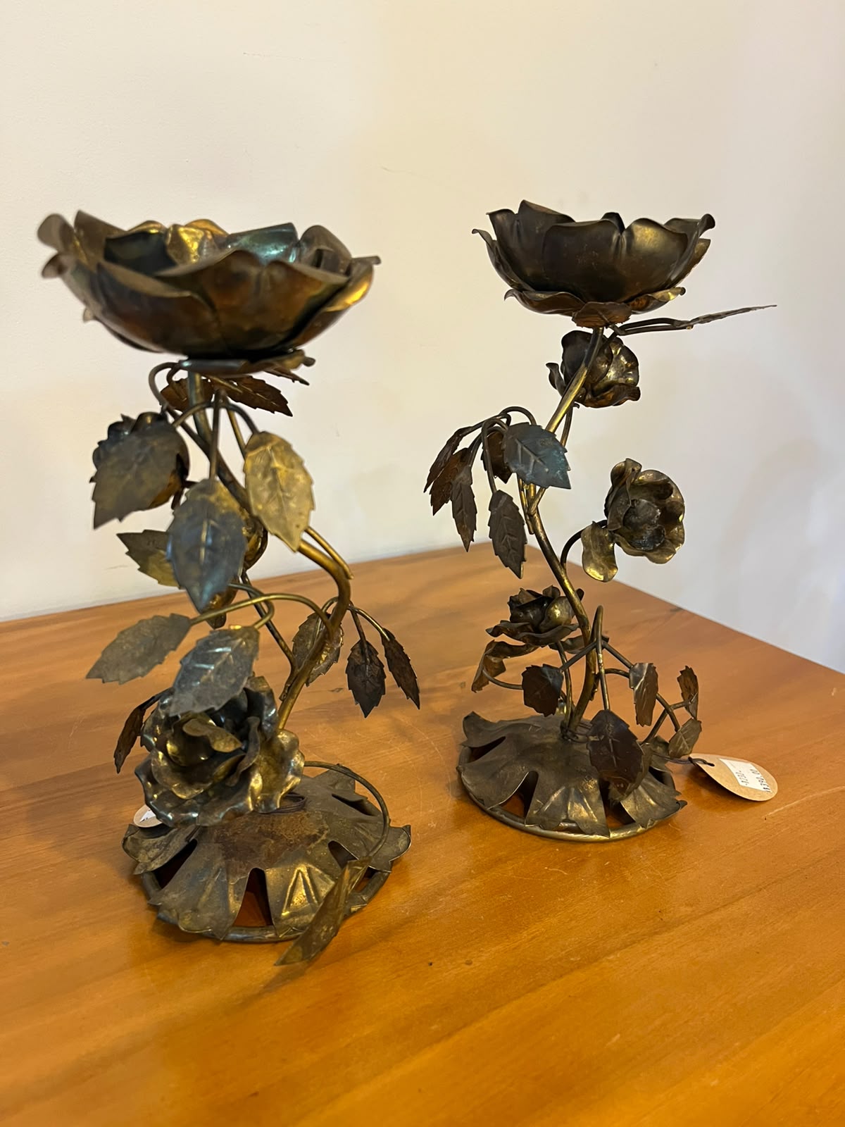 Par de castiçais em latão com rosas e folhagens – 22 cm