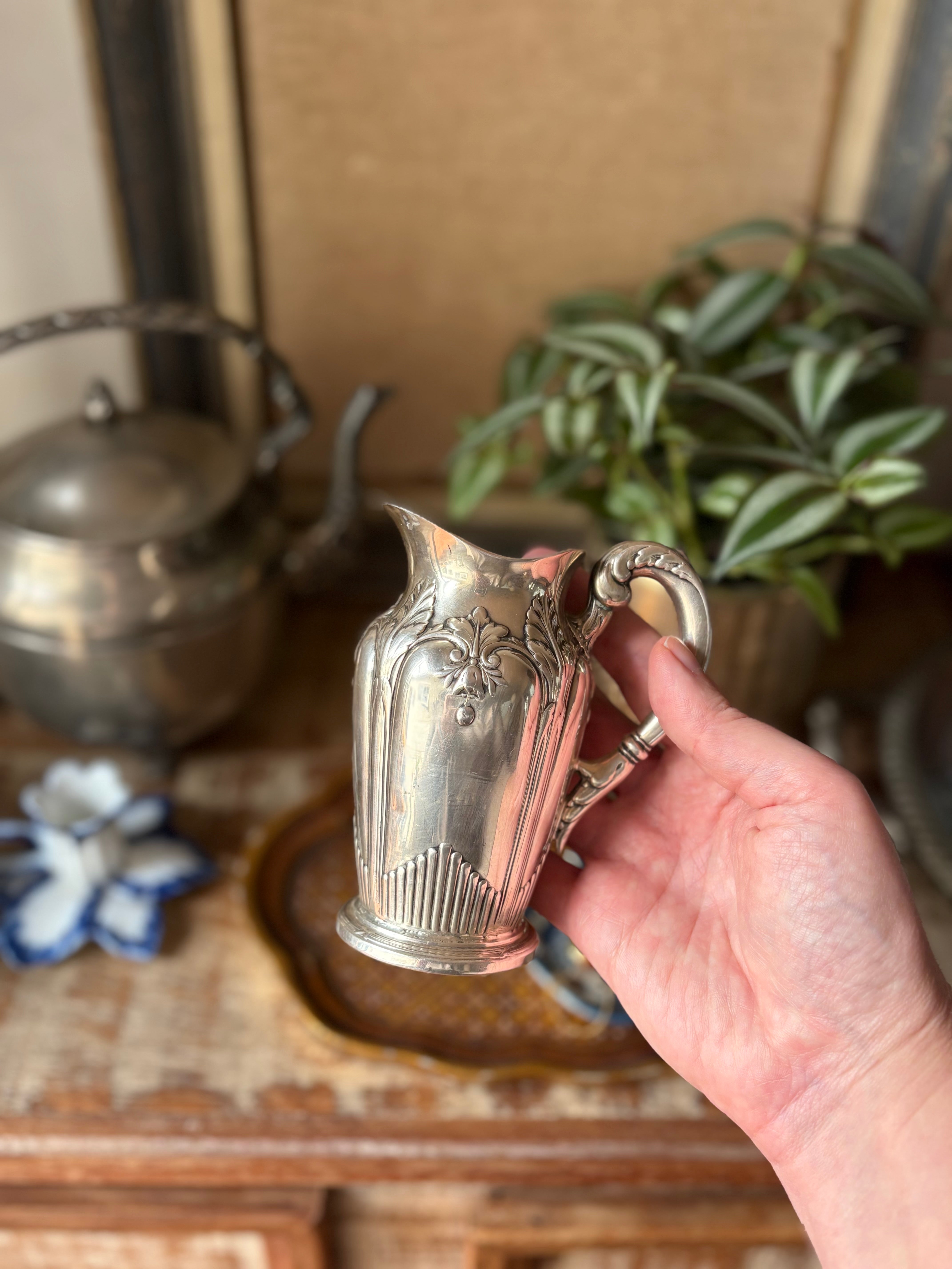 Leiteira ou mini jarrinha Art Nouveau com banho de prata