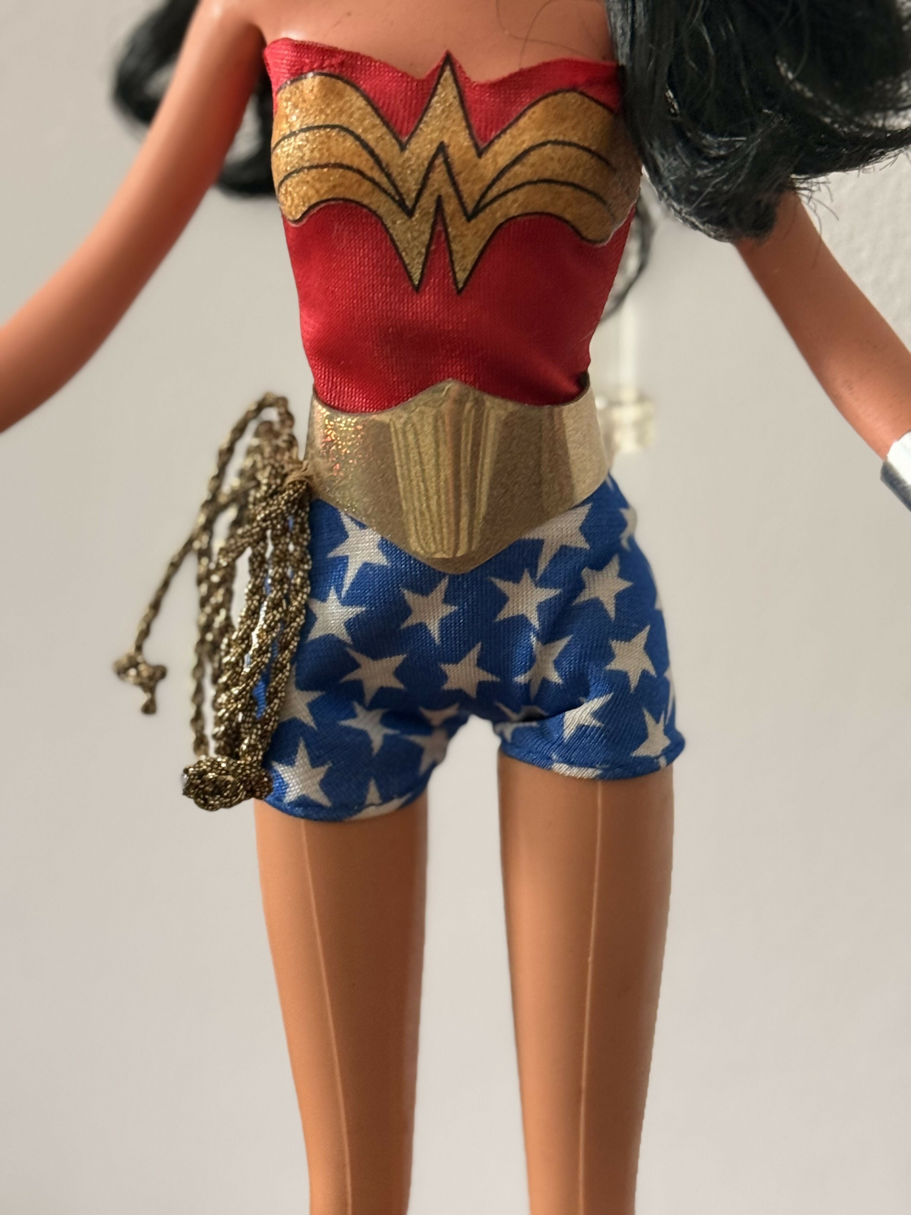 Boneca Barbie colecionável Mulher Maravilha - Mattel (na caixa)