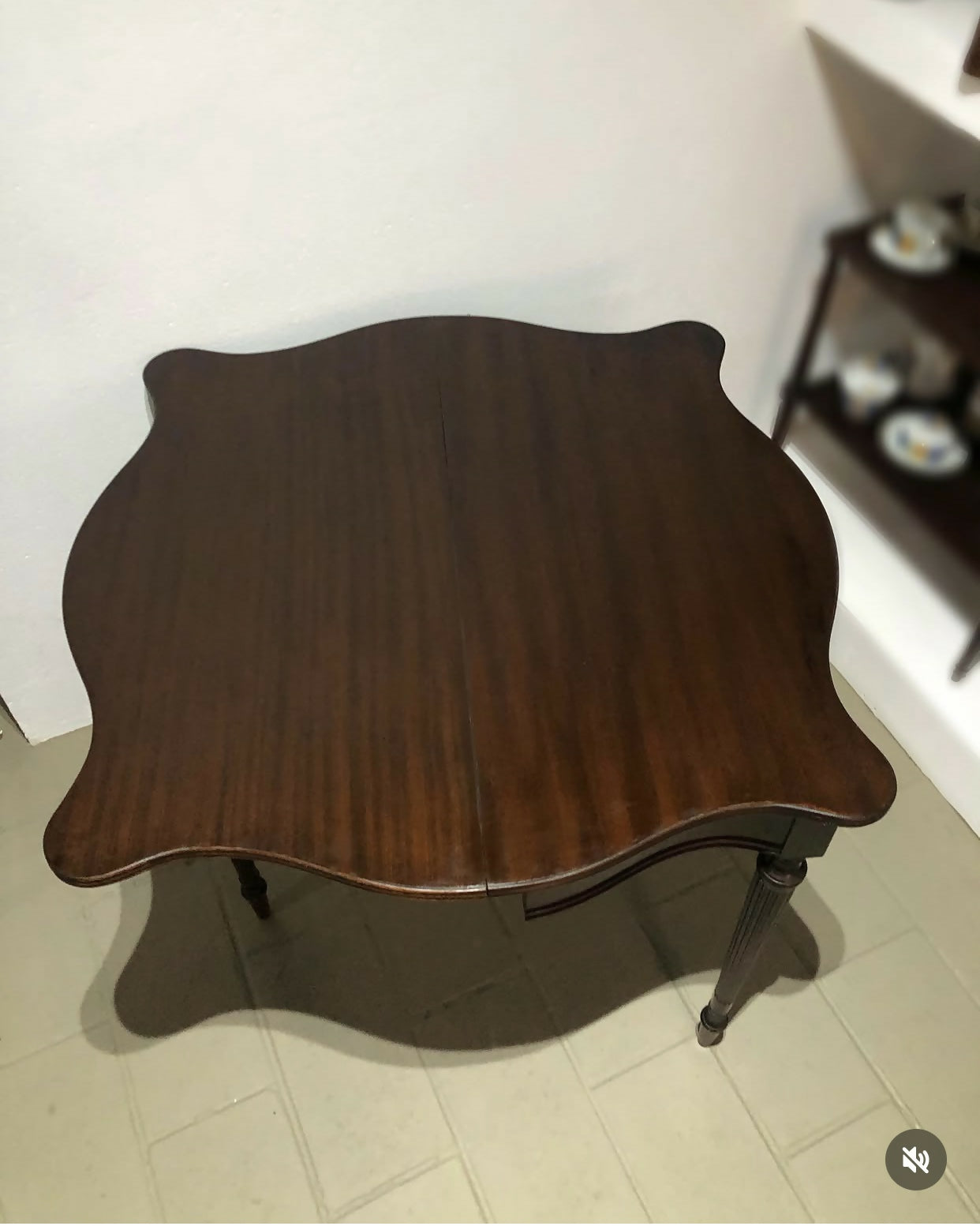 Mesa aparador estilo Luís XVI com tampo dobrável e reversível para mesa de apoio