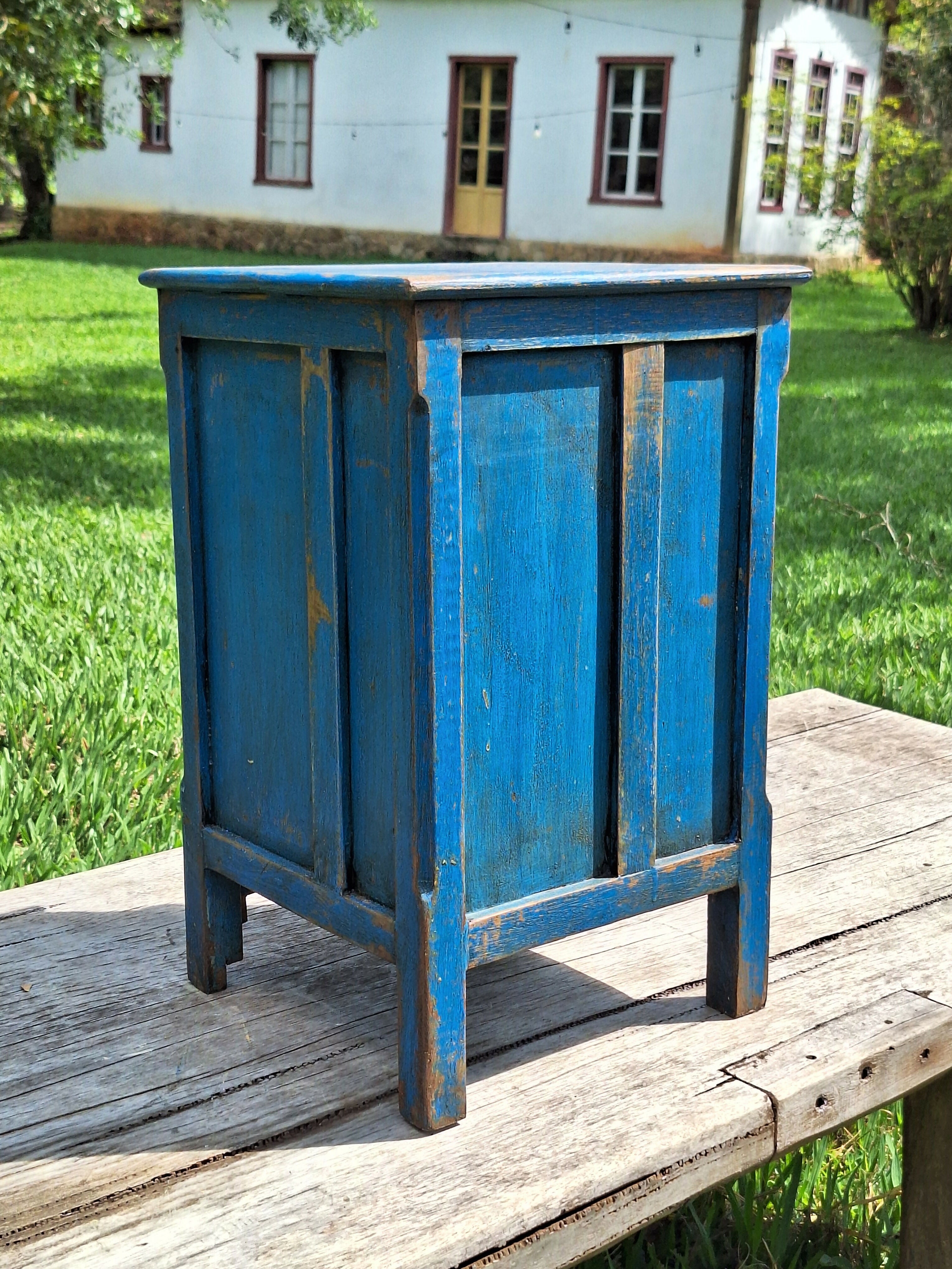 Mesinha de Cabeceira / Armarinho Tinta Gasta Madeira Maciça Garimpo Mineiro