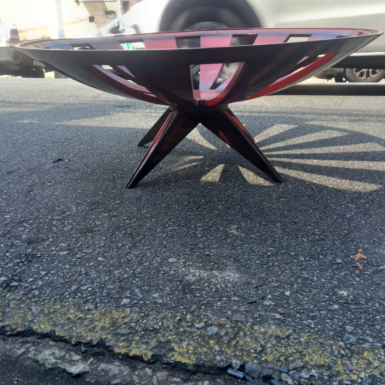 Mesa de centro redonda em madeira e tampo de vidro