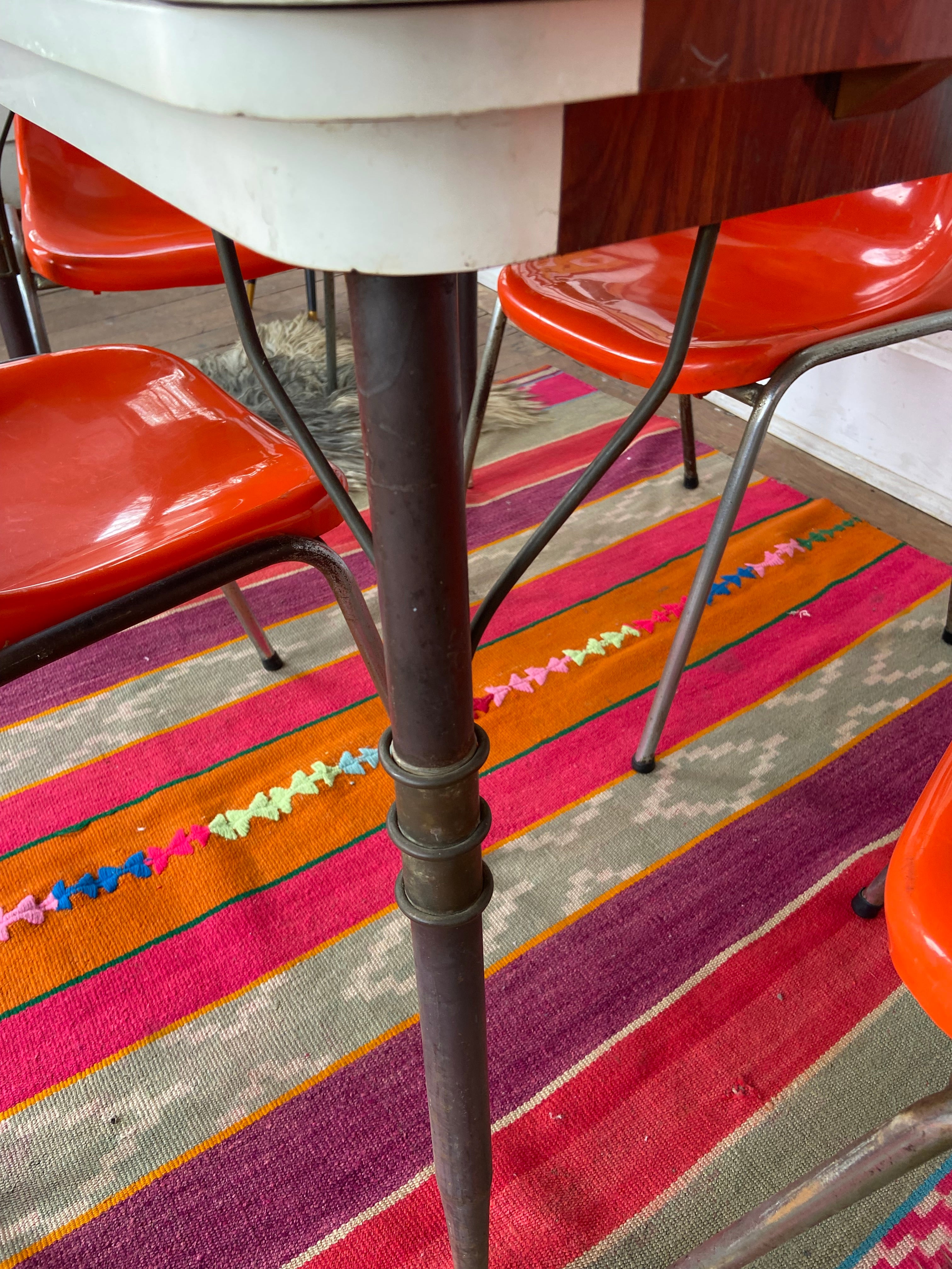 Conjunto mesa de fórmica e cadeiras Marfinite laranja 