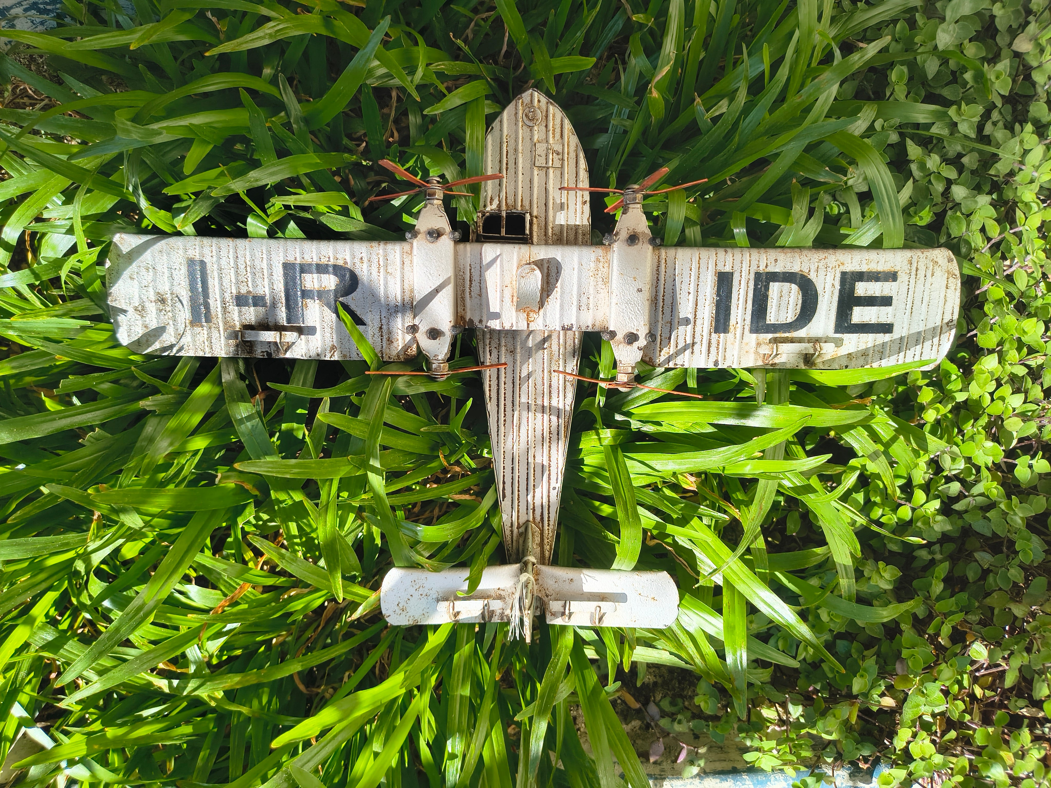 Avião miniatura decorativa em metal 