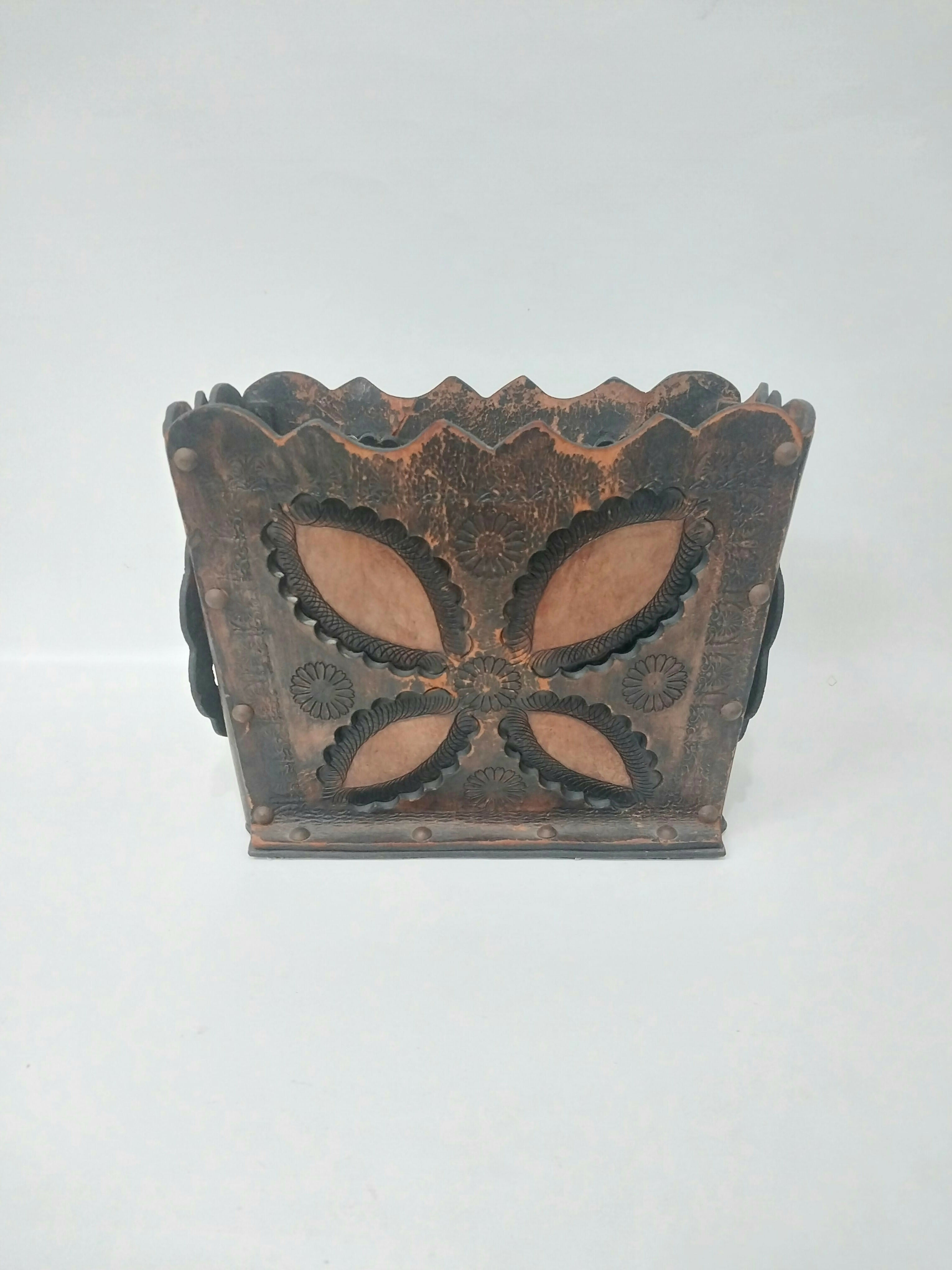 Revisteiro Antigo em Couro Lavrado