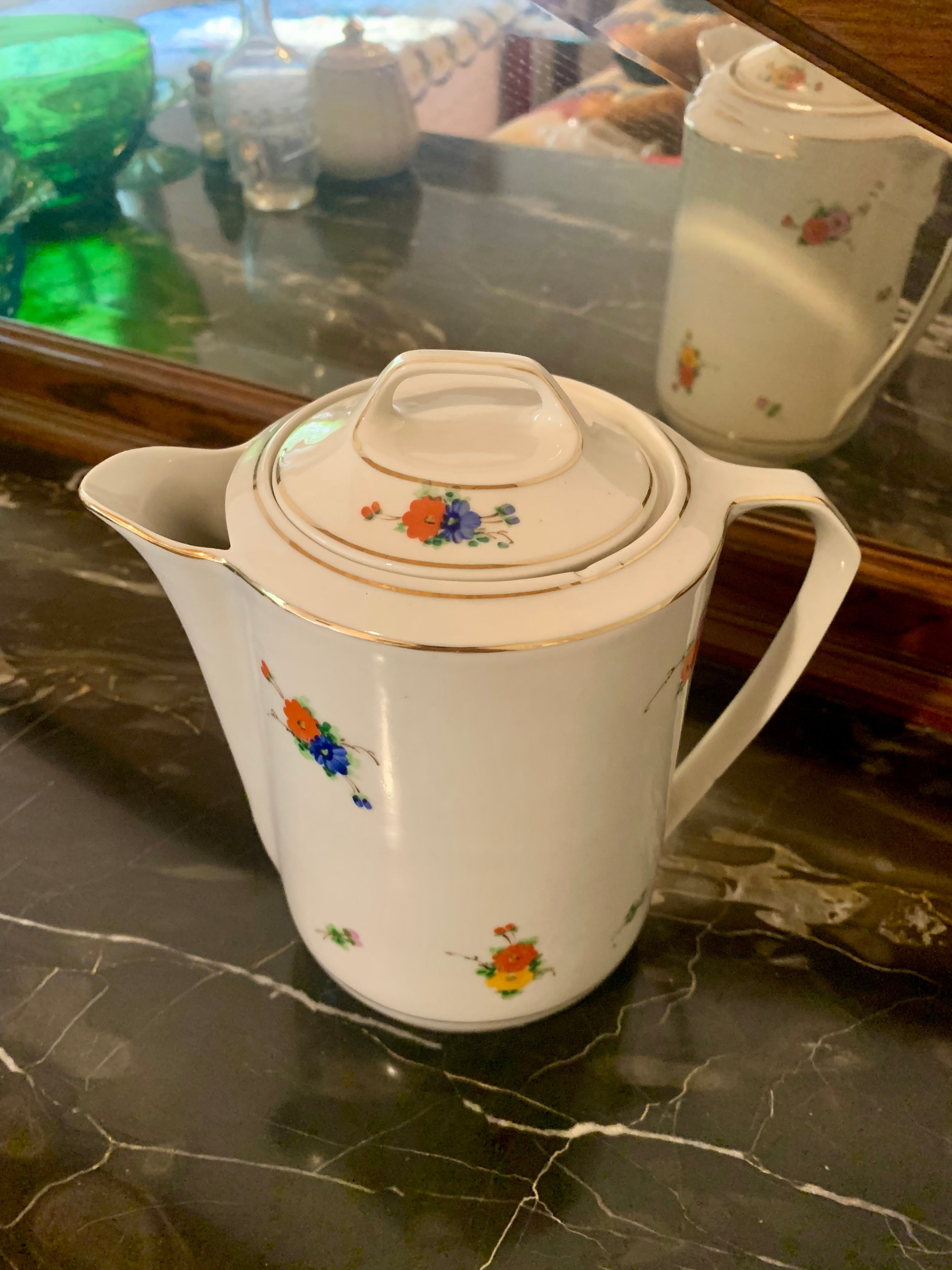 Raríssimo bule de porcelana da extinta e afamada fábrica Cerqueira Leite com motivos florais 